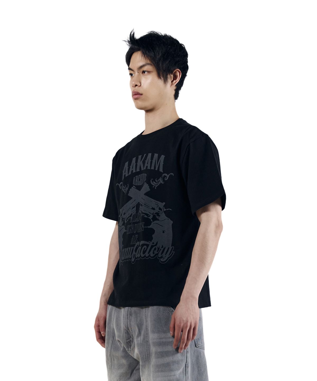 아캄(AAKAM) Gun Lettering Half Top (Black)