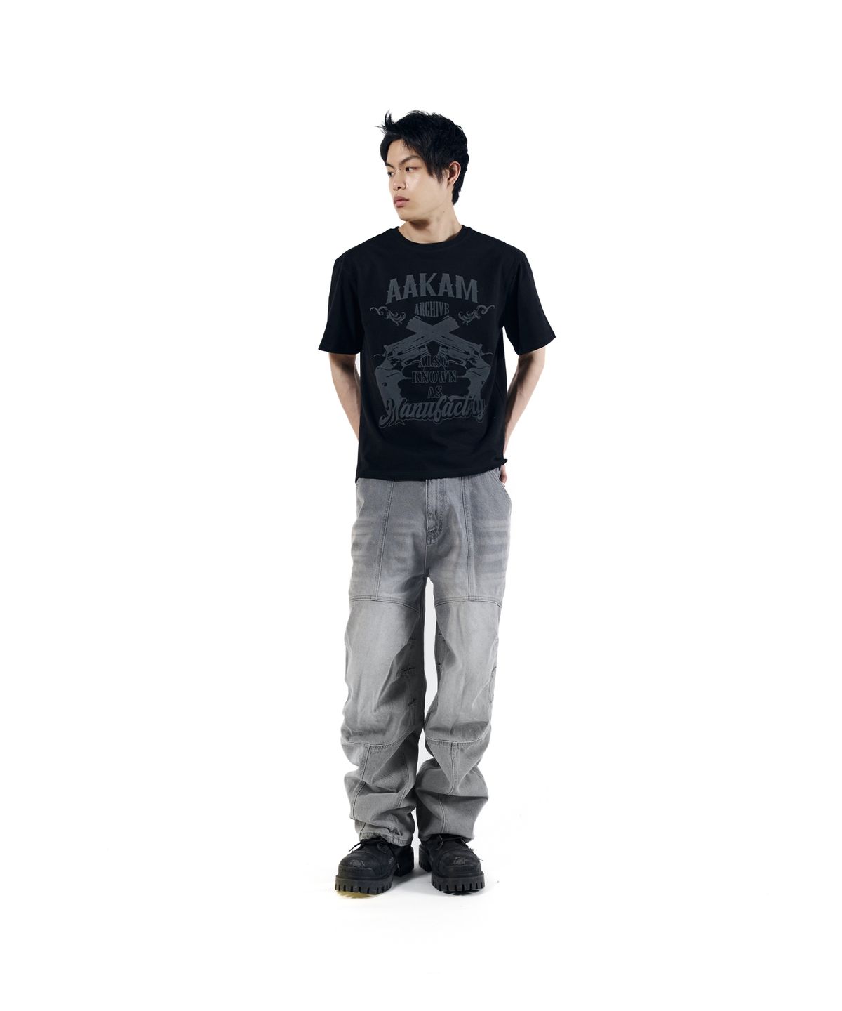 아캄(AAKAM) Gun Lettering Half Top (Black)