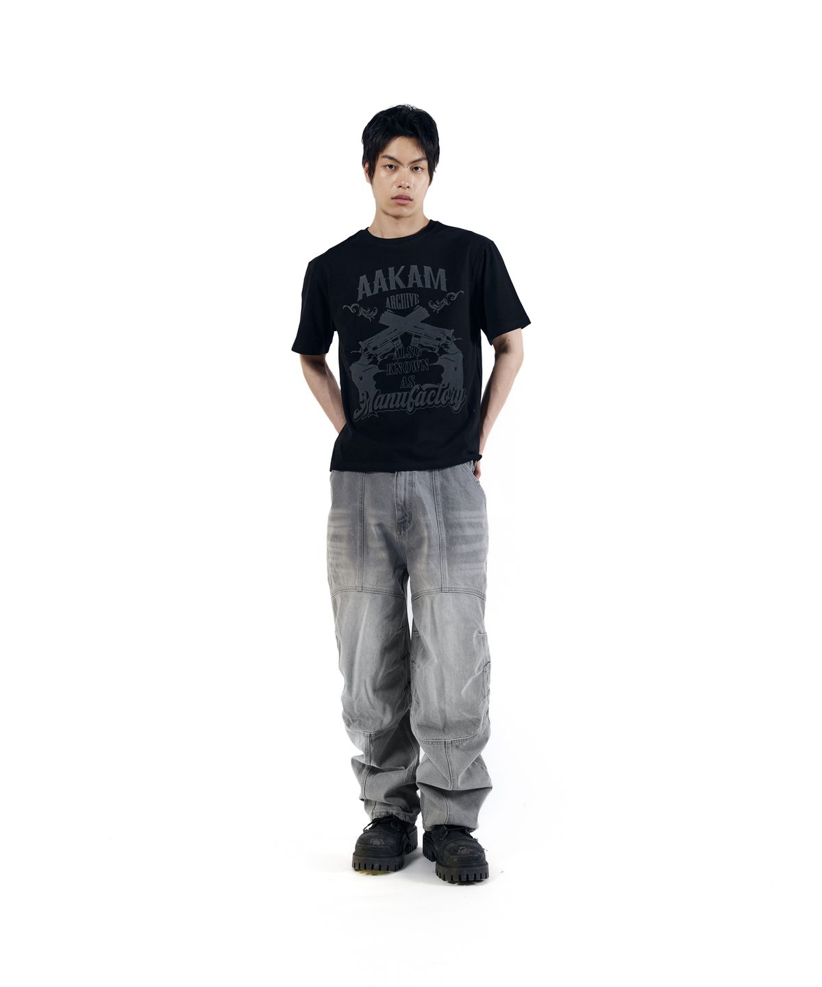 아캄(AAKAM) Gun Lettering Half Top (Black)