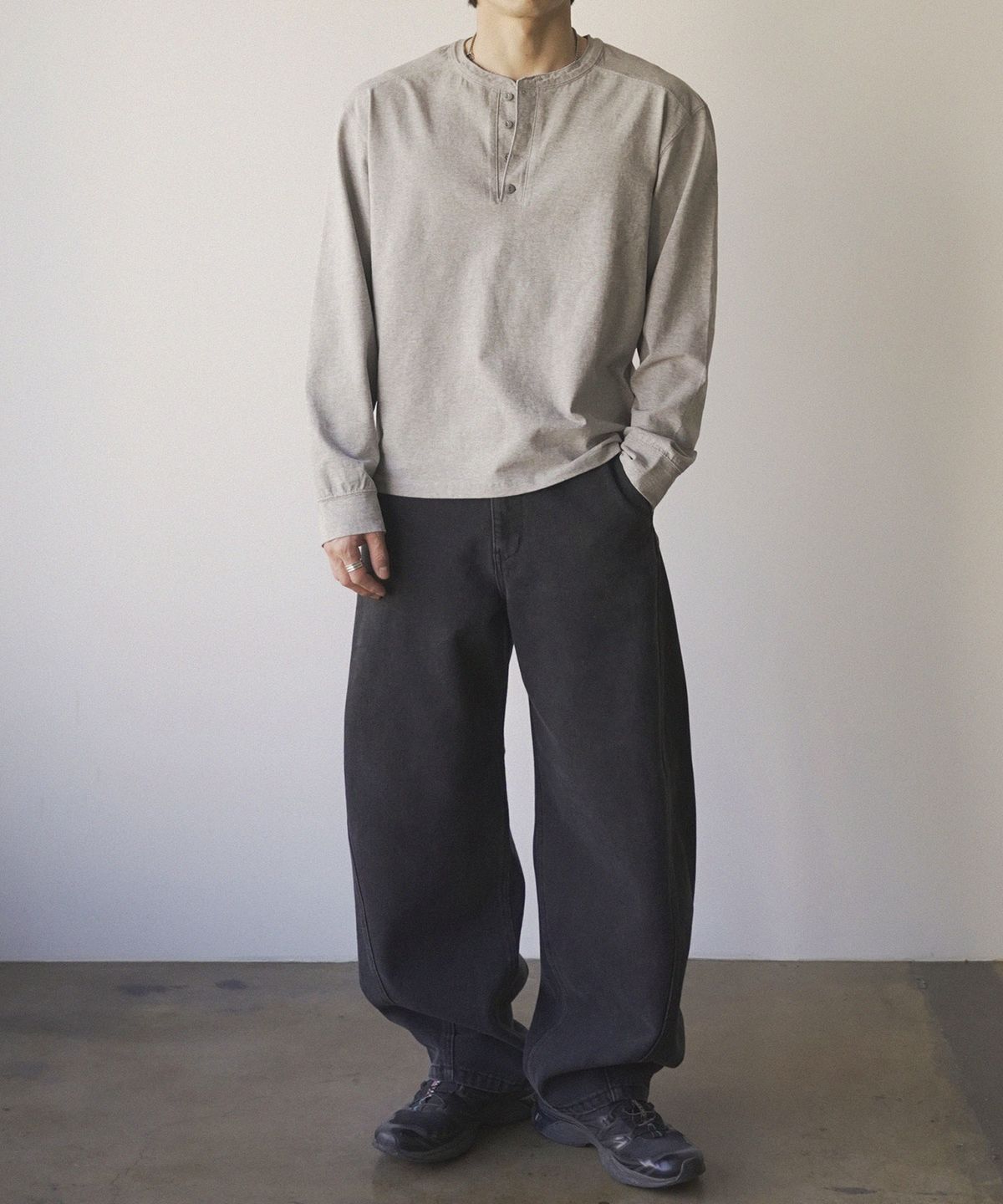 시도(SIIIIDO) DAWKINS WASHED BLACK CURVED LINE DENIM JEANS #1
