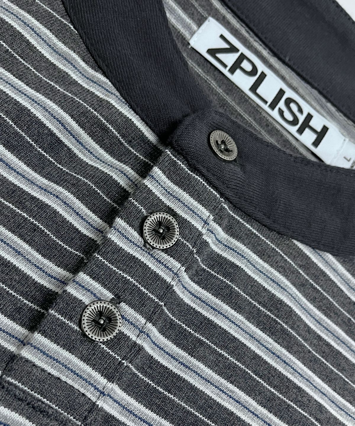 지플리시(ZPLISH) 멀티 스트라이프 핑거 헨리넥 다크그레이