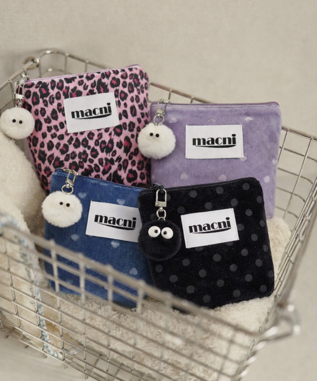 마크니(MACNI) HEART VELVET STANDY POUCH BLUE