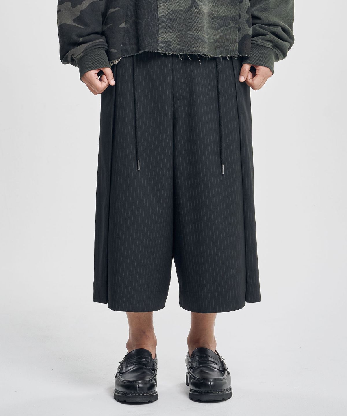 아조바이아조(AJOBYAJO) One Tuck Stripe Bermuda Pants [BLACK]