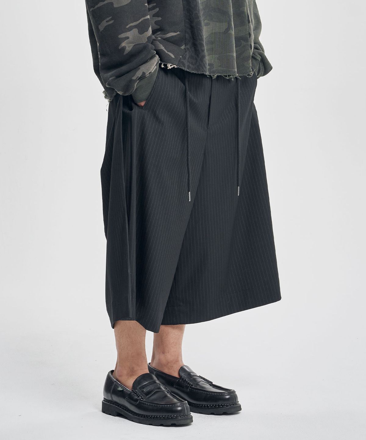 아조바이아조(AJOBYAJO) One Tuck Stripe Bermuda Pants [BLACK]