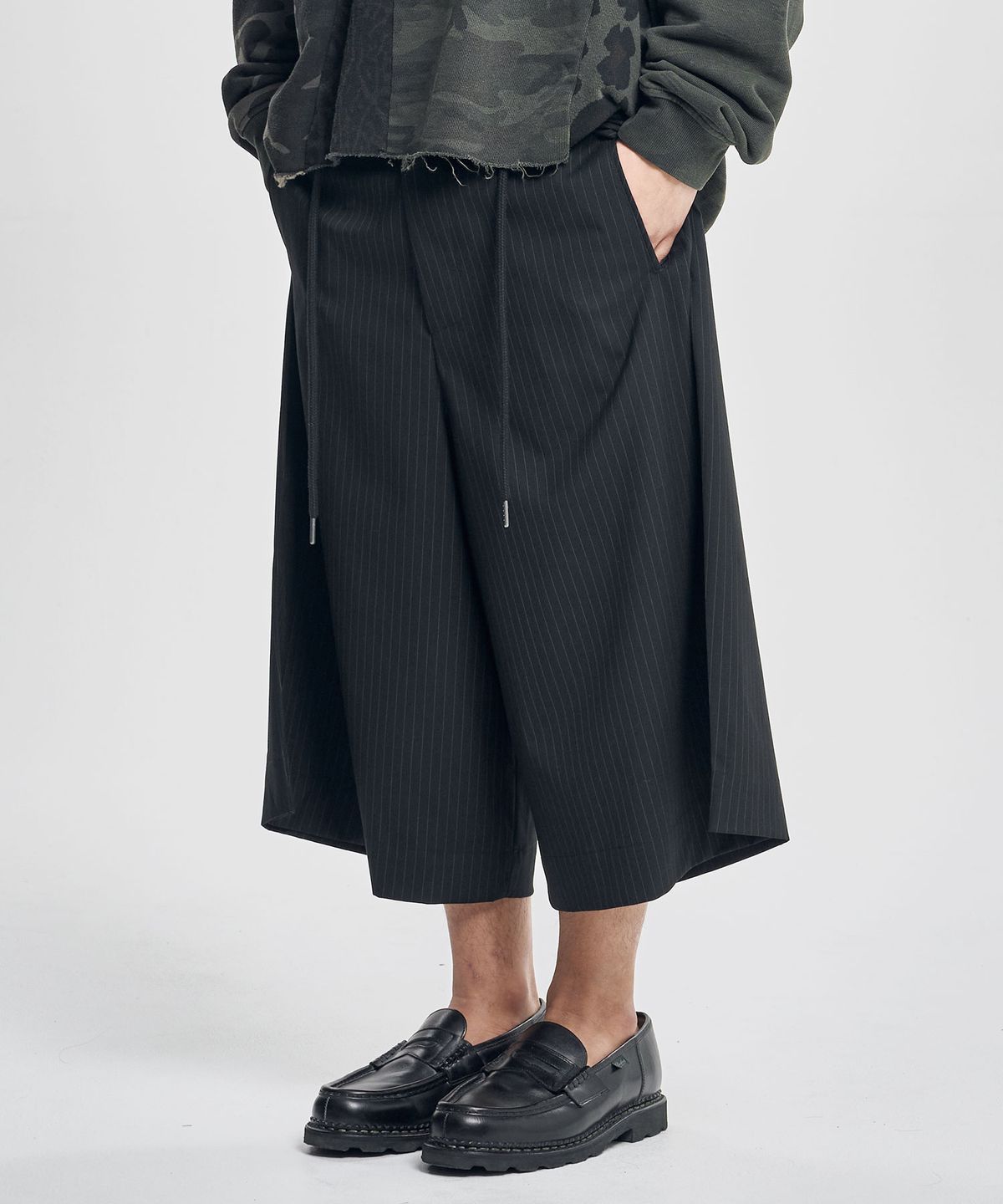 아조바이아조(AJOBYAJO) One Tuck Stripe Bermuda Pants [BLACK]