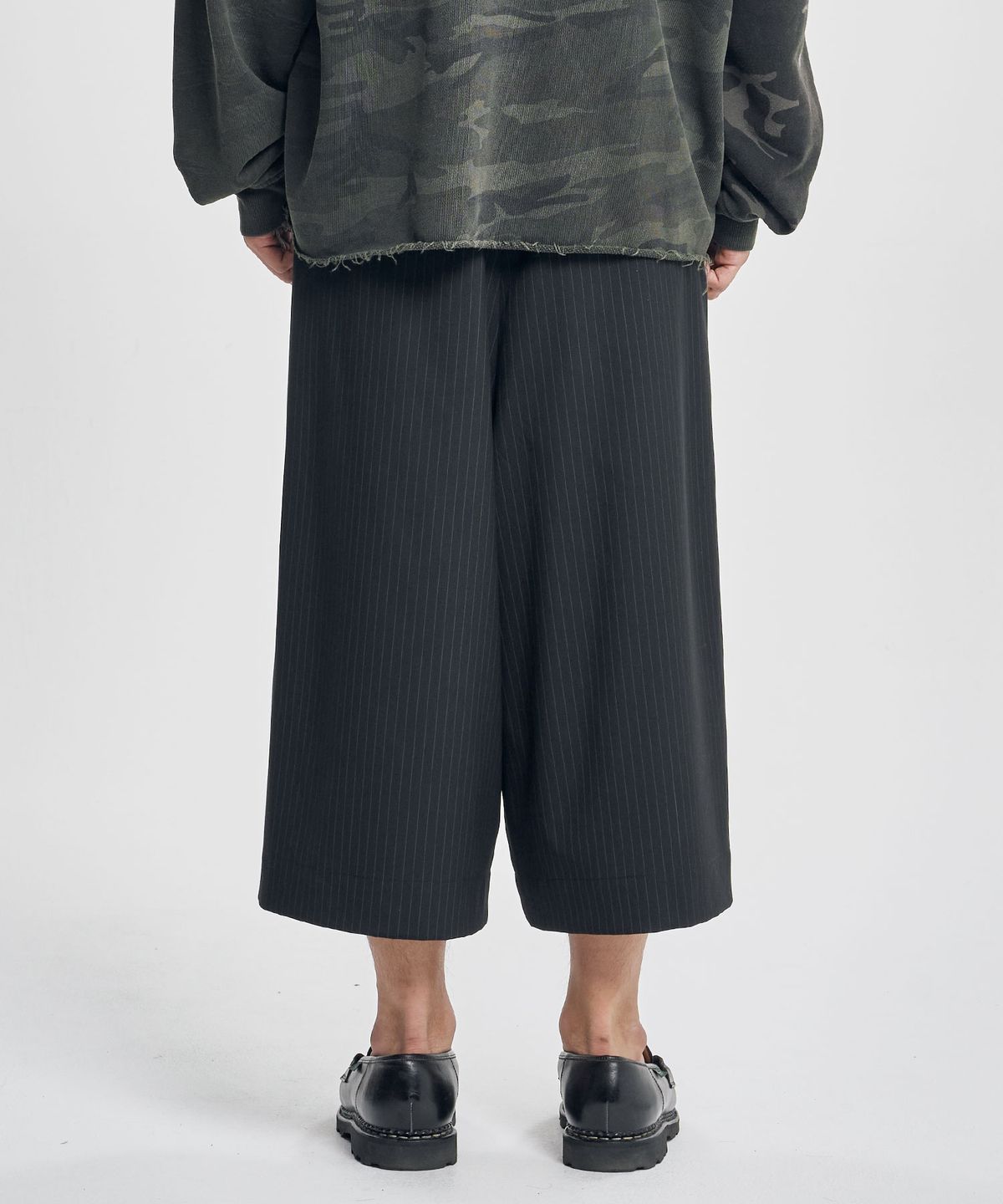 아조바이아조(AJOBYAJO) One Tuck Stripe Bermuda Pants [BLACK]