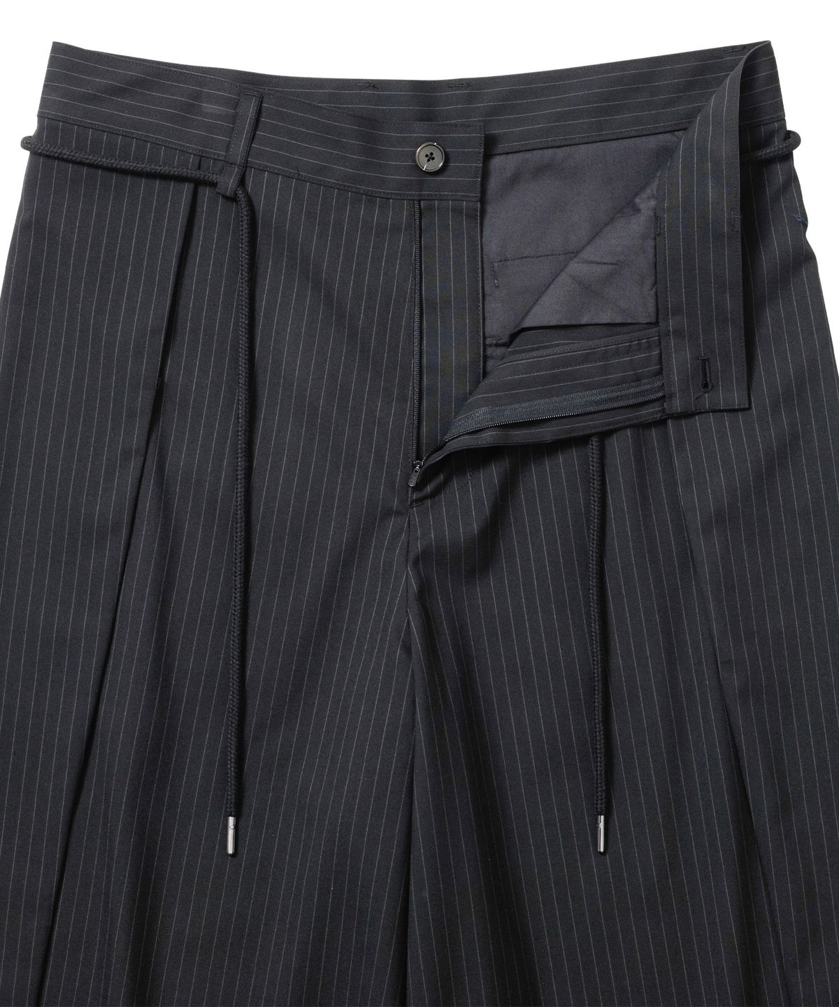 아조바이아조(AJOBYAJO) One Tuck Stripe Bermuda Pants [BLACK]