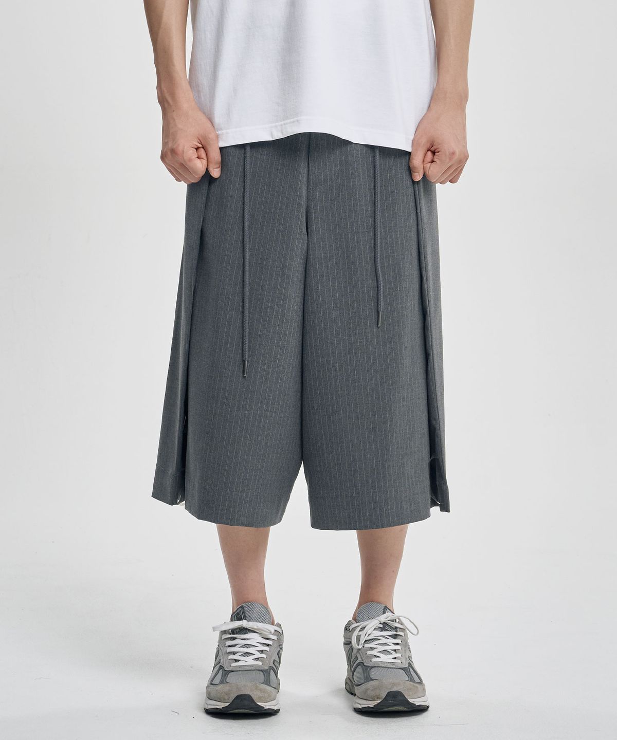 아조바이아조(AJOBYAJO) One Tuck Stripe Bermuda Pants [GREY]