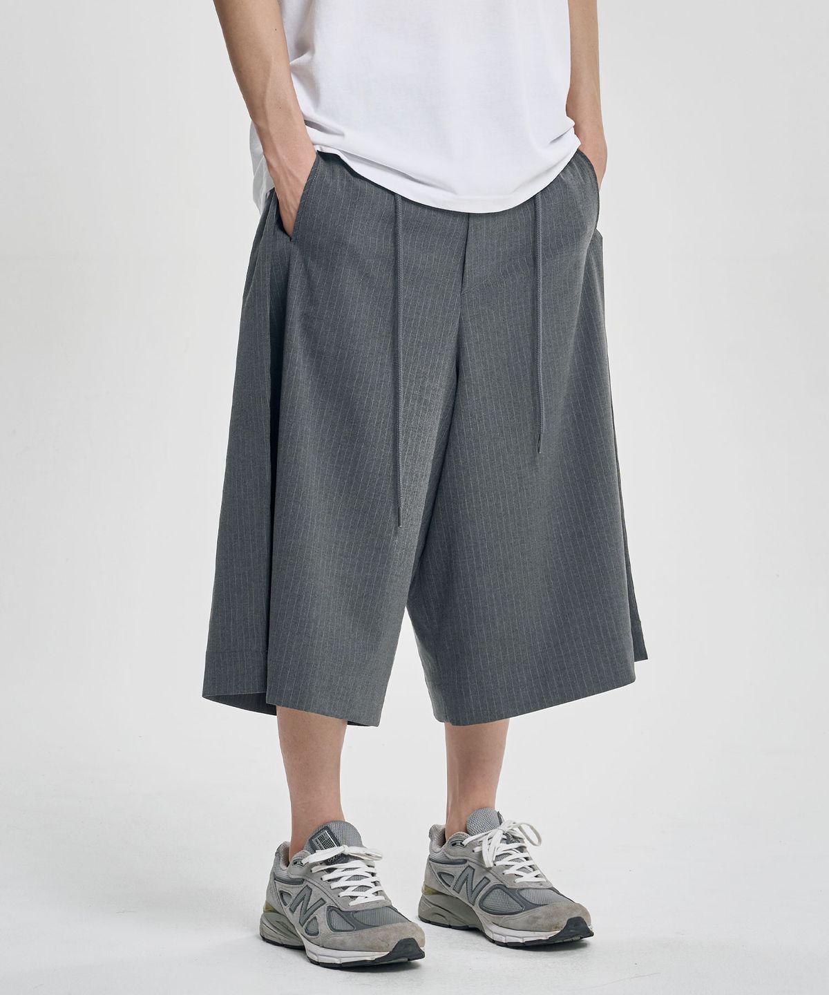 아조바이아조(AJOBYAJO) One Tuck Stripe Bermuda Pants [GREY]