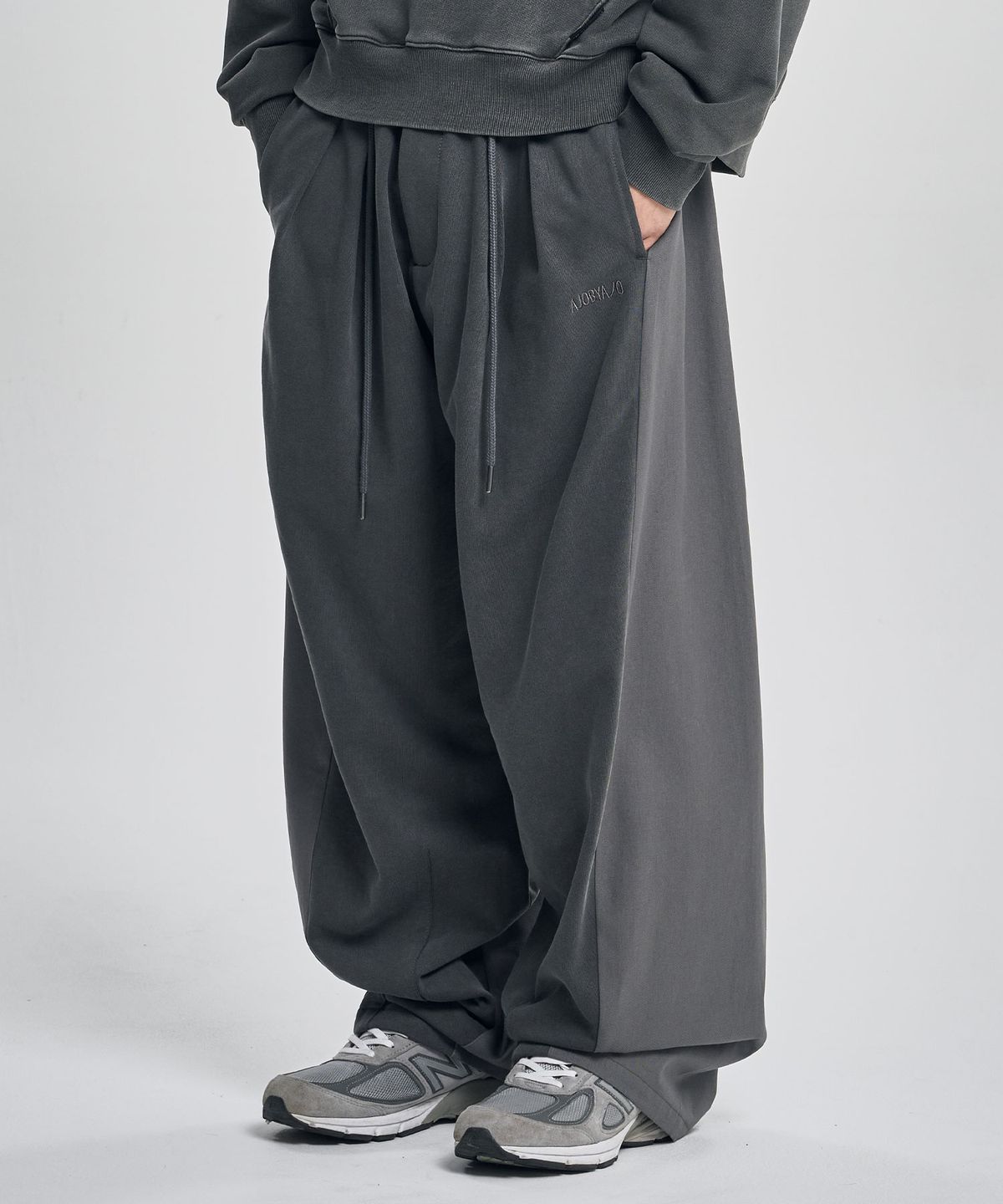 아조바이아조(AJOBYAJO) Dual Fabric Hybrid Pants [CHARCOAL]