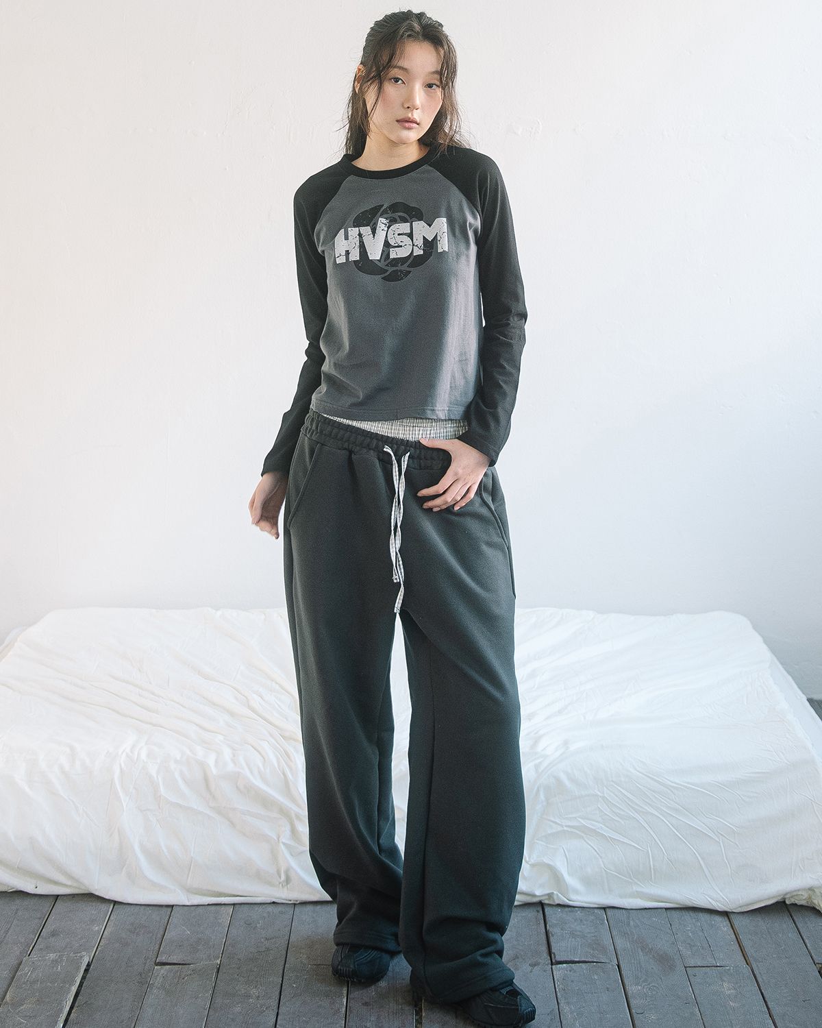 해비즘(HAVISM) ROSE RAGLAN L/S TEE(CHARCOAL)