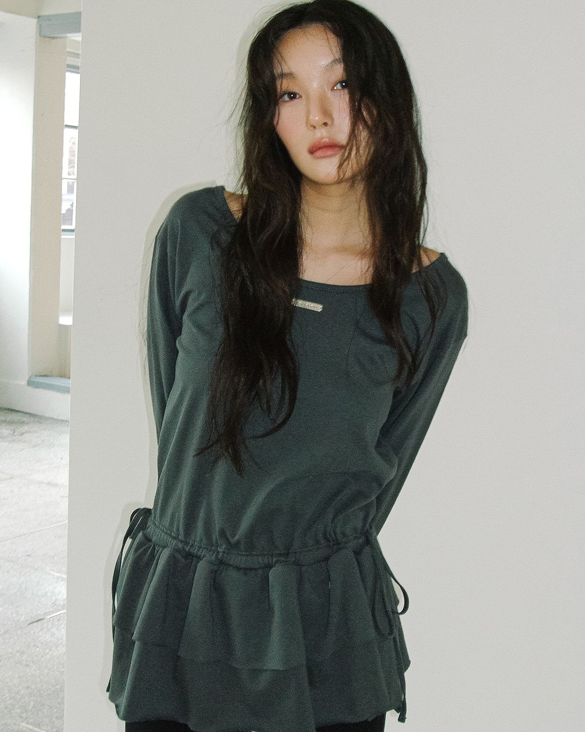 해비즘(HAVISM) DOUBLE FRILL L/S TEE(CHARCOAL)