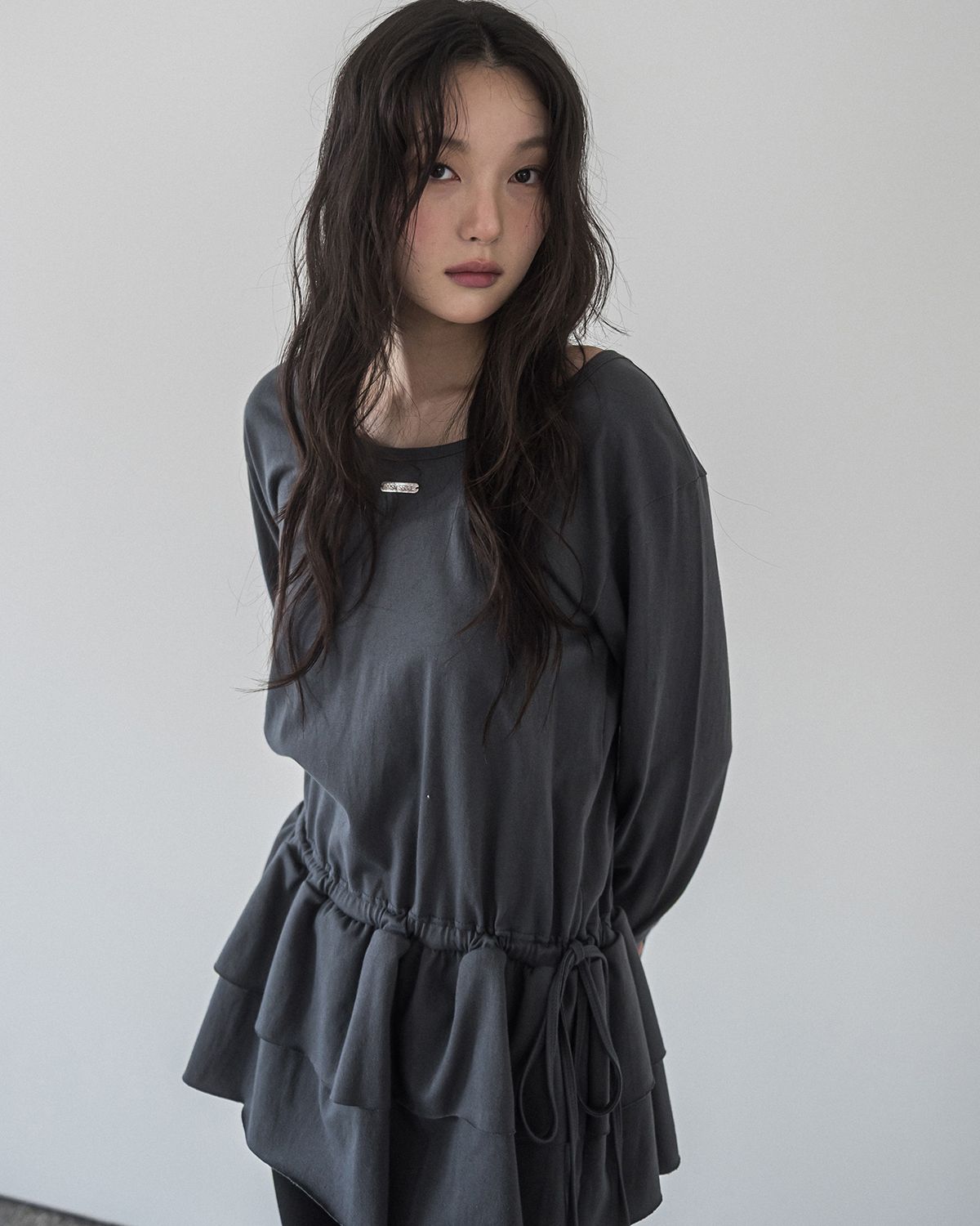 해비즘(HAVISM) DOUBLE FRILL L/S TEE(CHARCOAL)