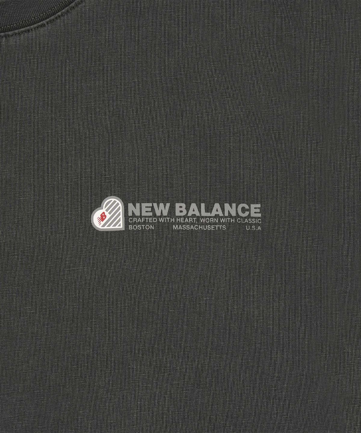 뉴발란스(NEW BALANCE) NBNEG2A073 / UNI NB 하트 그래픽 반팔티 (CHARCOAL)