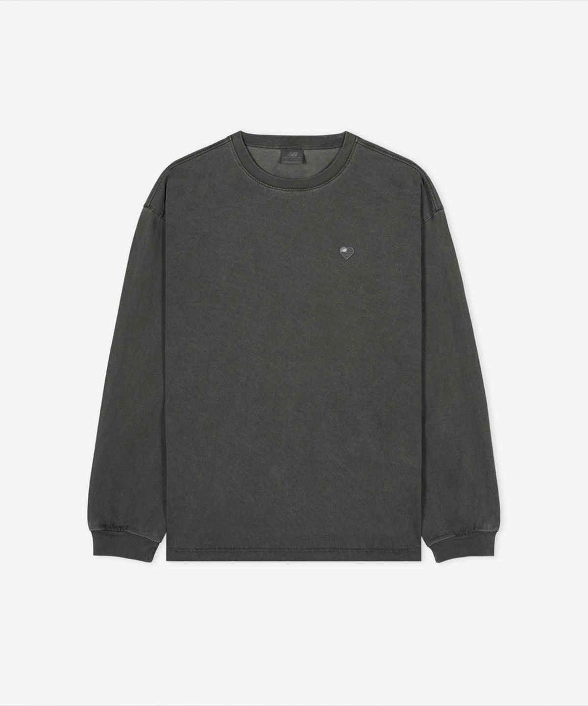 뉴발란스(NEW BALANCE) NBNDG3A013 / MINIMAL HEART COLLECTION 그래픽 긴팔티 (CHARCOAL)