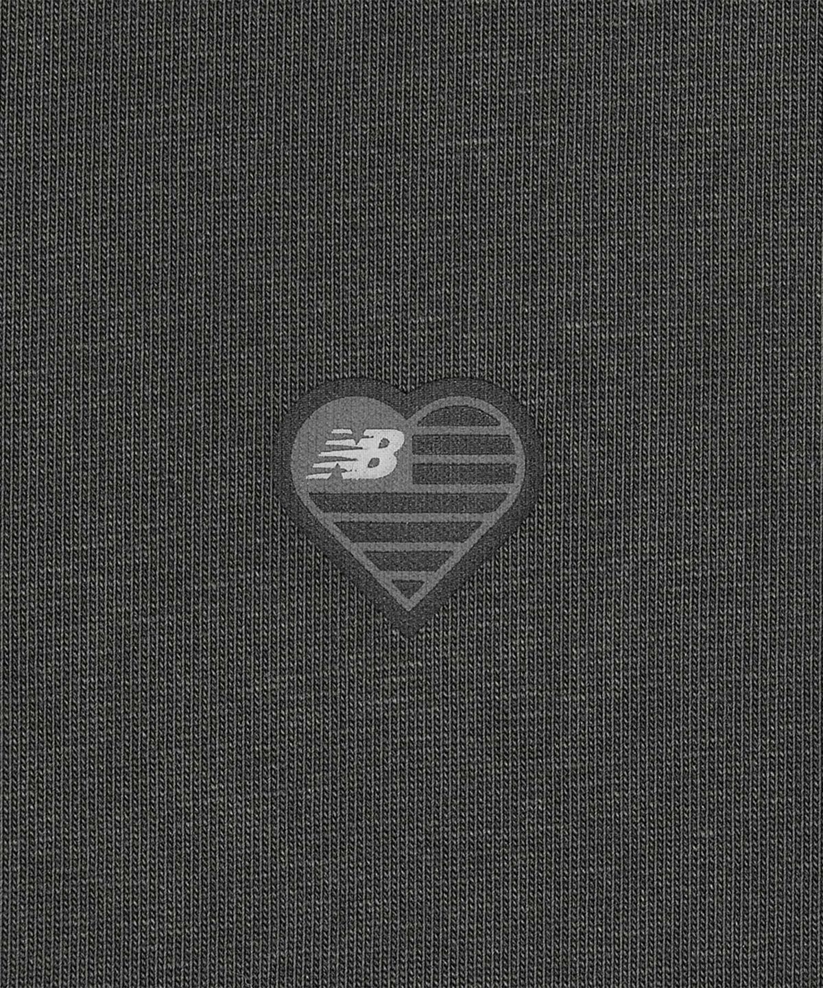 뉴발란스(NEW BALANCE) NBNDG3A013 / MINIMAL HEART COLLECTION 그래픽 긴팔티 (CHARCOAL)