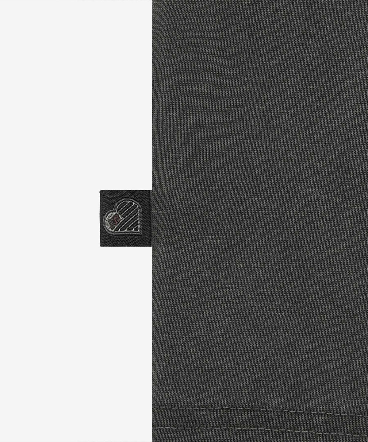 뉴발란스(NEW BALANCE) NBNDG3A013 / MINIMAL HEART COLLECTION 그래픽 긴팔티 (CHARCOAL)