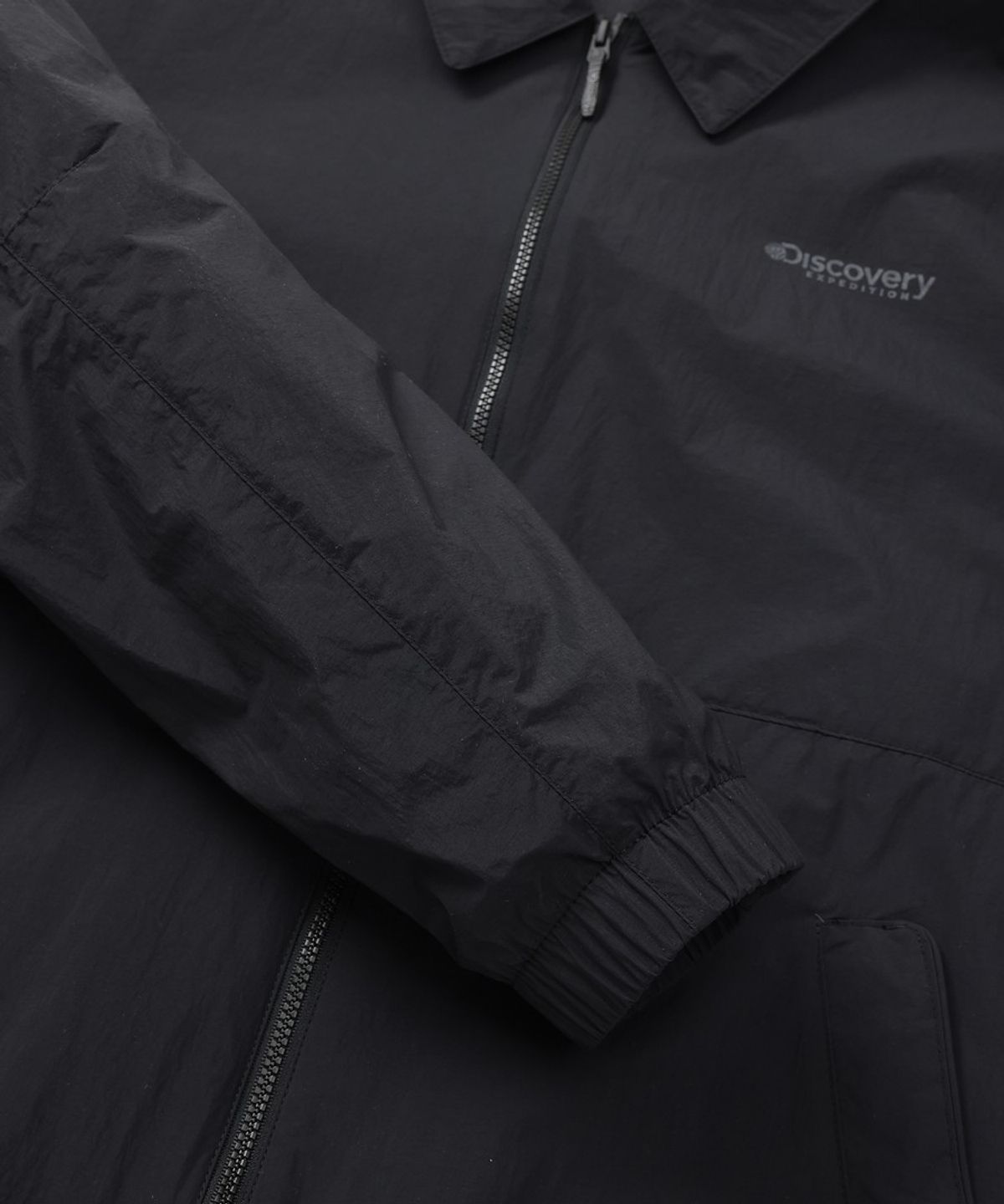 디스커버리 익스페디션(DISCOVERY EXPEDITION) 남성 프레시벤트 윌버 카라형 블루종 자켓 (BLACK)