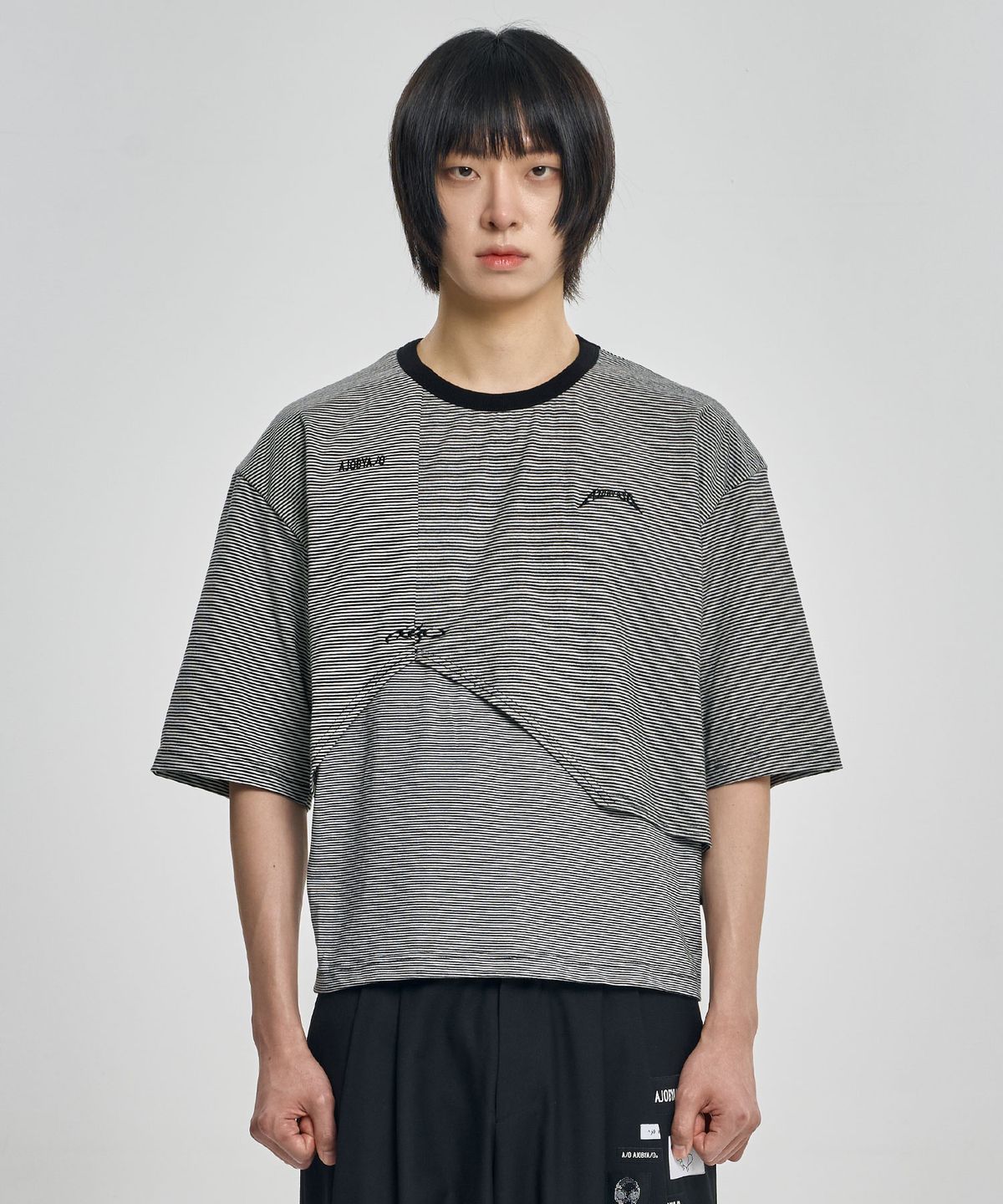아조바이아조(AJOBYAJO) Paneled Stripe Cropped T-Shirt [BLACK]