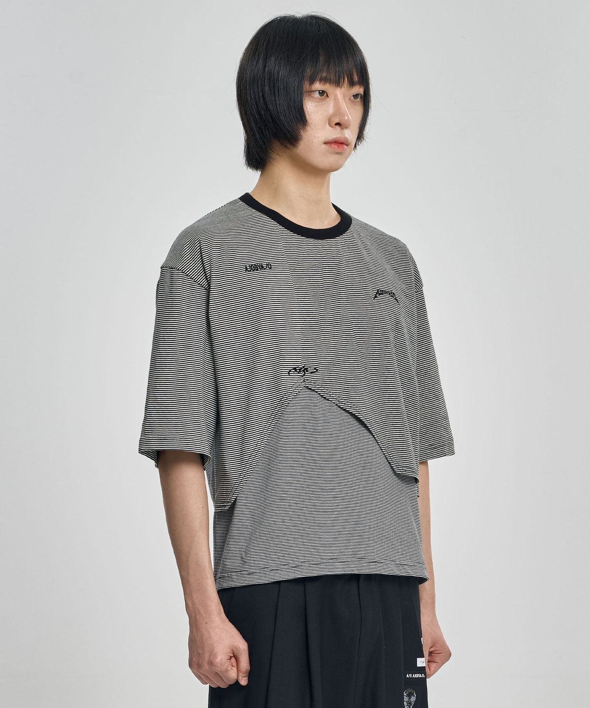 아조바이아조(AJOBYAJO) Paneled Stripe Cropped T-Shirt [BLACK]