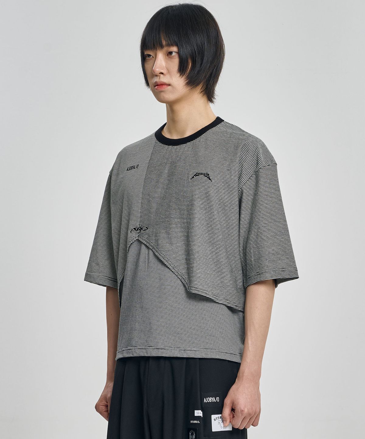 아조바이아조(AJOBYAJO) Paneled Stripe Cropped T-Shirt [BLACK]