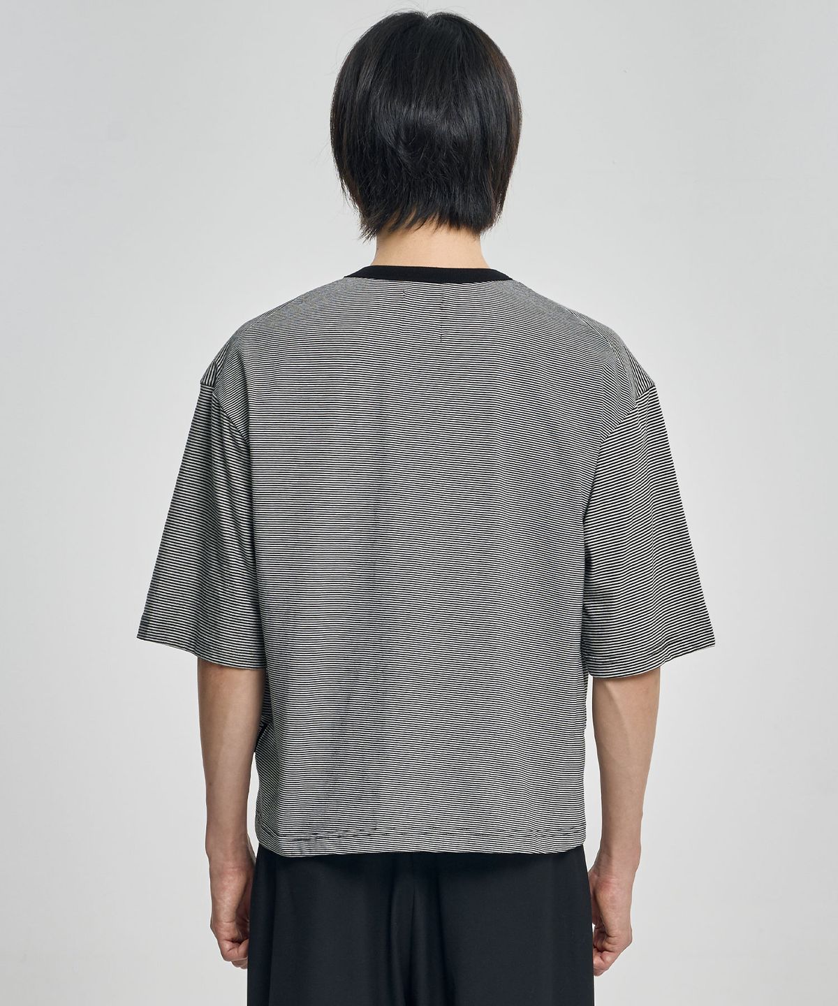 아조바이아조(AJOBYAJO) Paneled Stripe Cropped T-Shirt [BLACK]