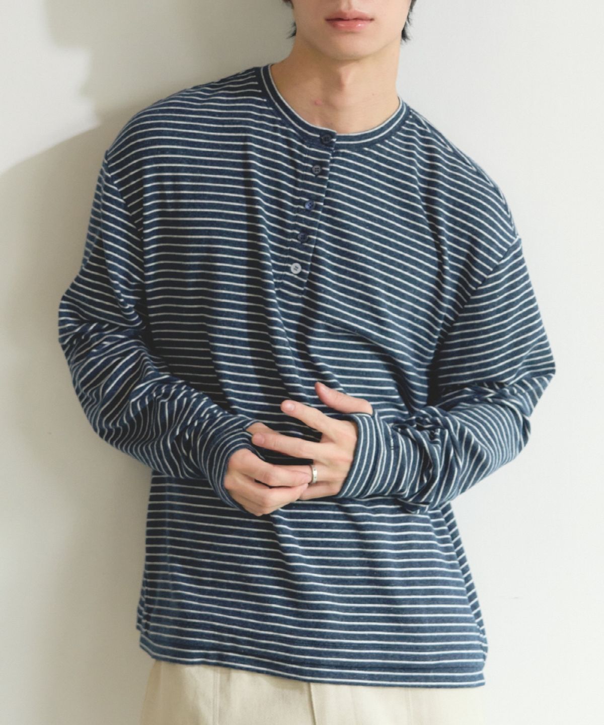 이스트서비스샵(eastserviceshop) 레이어 솔 스트라이프 롱슬리브 - 블루차콜