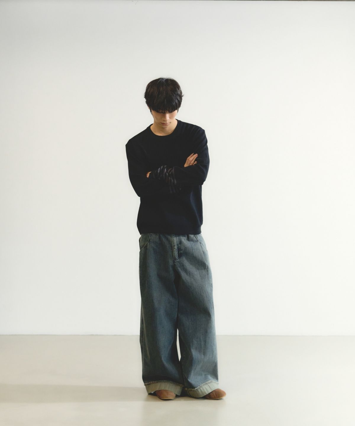 이스트서비스샵(eastserviceshop) 웨스트 스트라이프 릴렉스 라운드 니트 - 블랙
