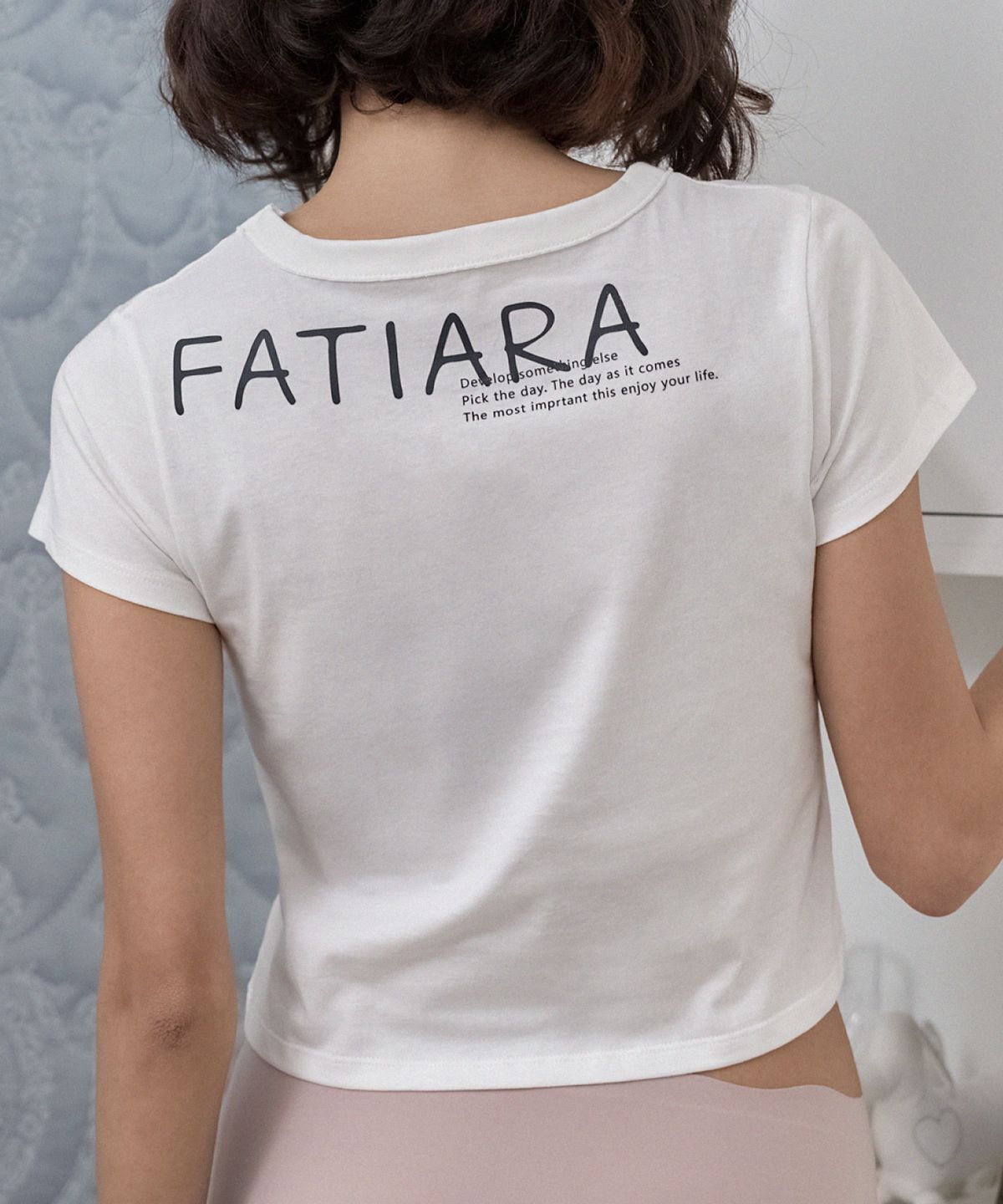 파티아라(FATIARA) 레터링 크롭 티 - 2 Colors