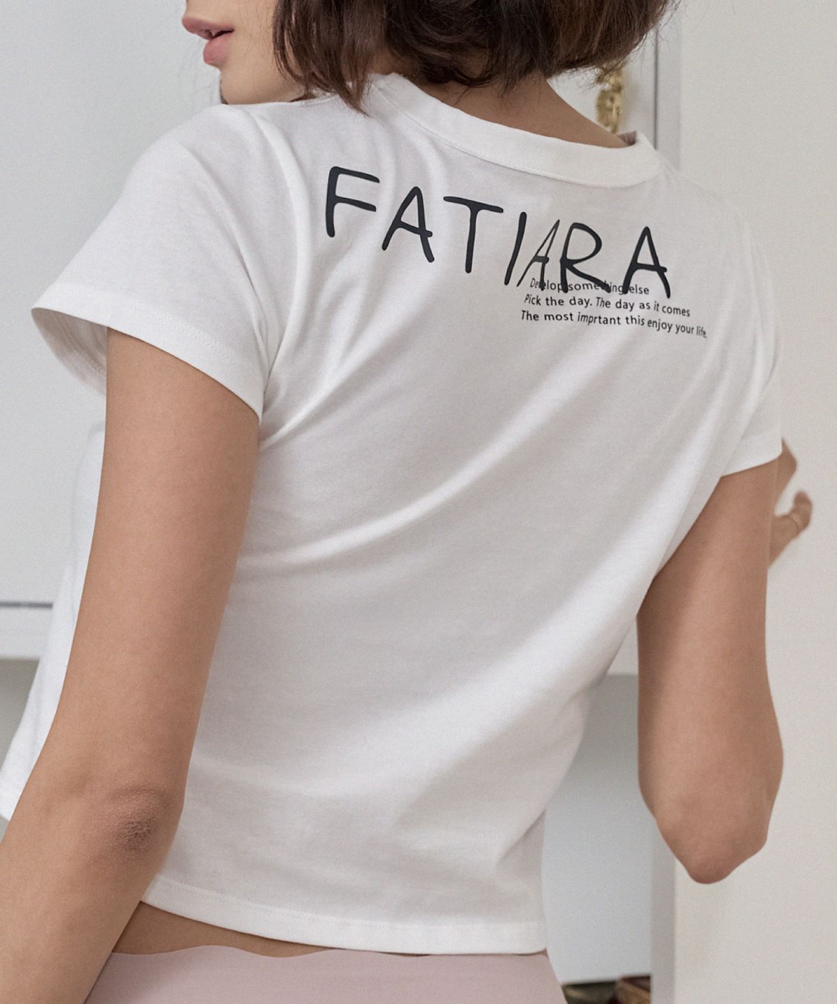 파티아라(FATIARA) 레터링 크롭 티 - 2 Colors