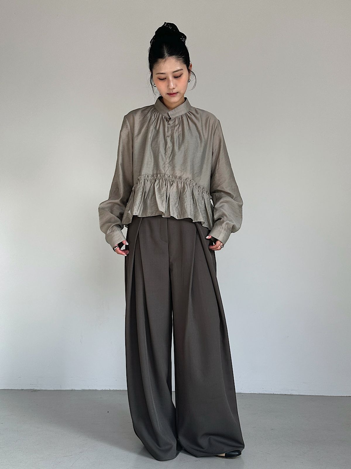 아포엠(APOEM) Frill Gathered Blouse (3C)