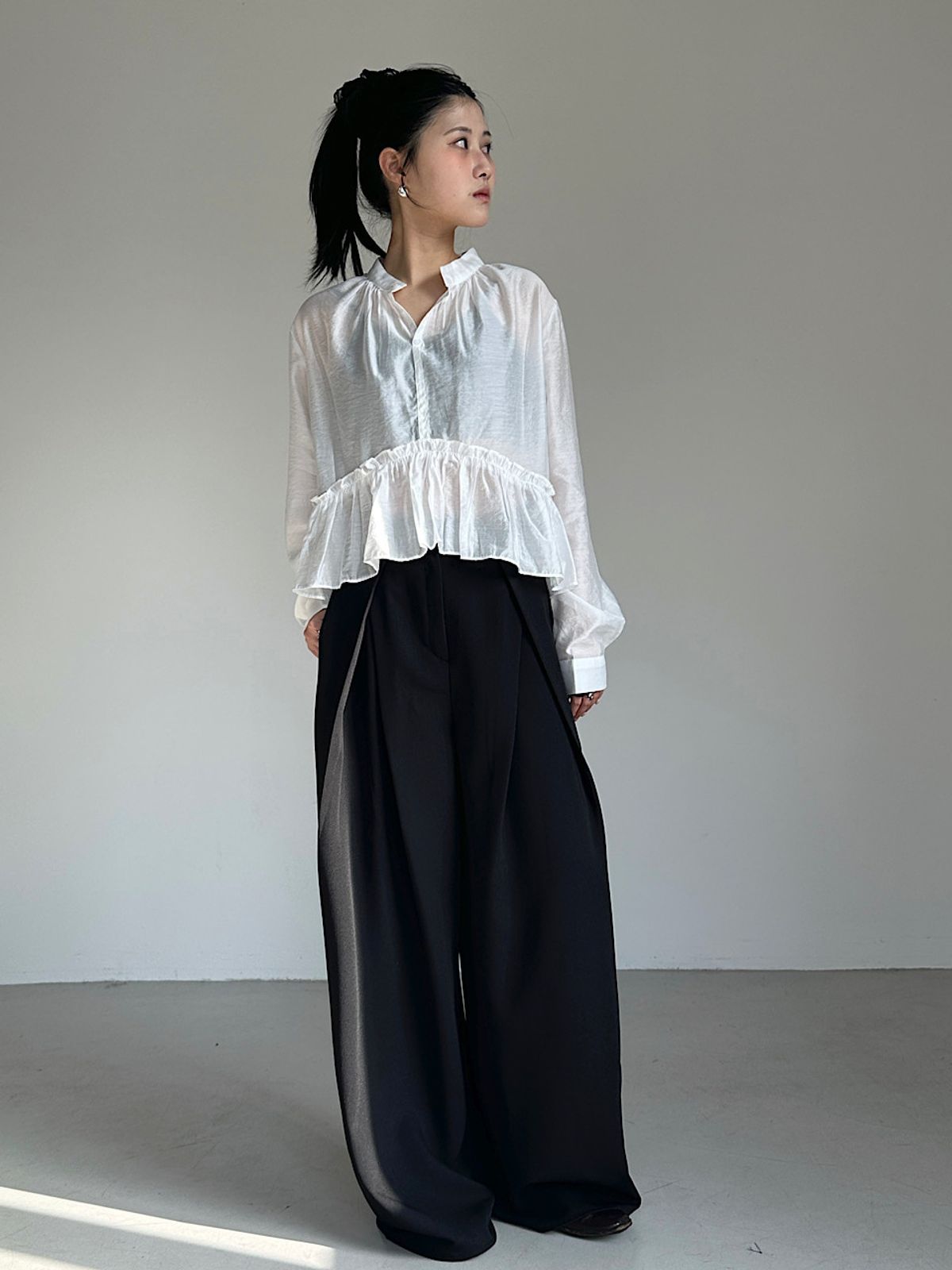 아포엠(APOEM) Frill Gathered Blouse (3C)