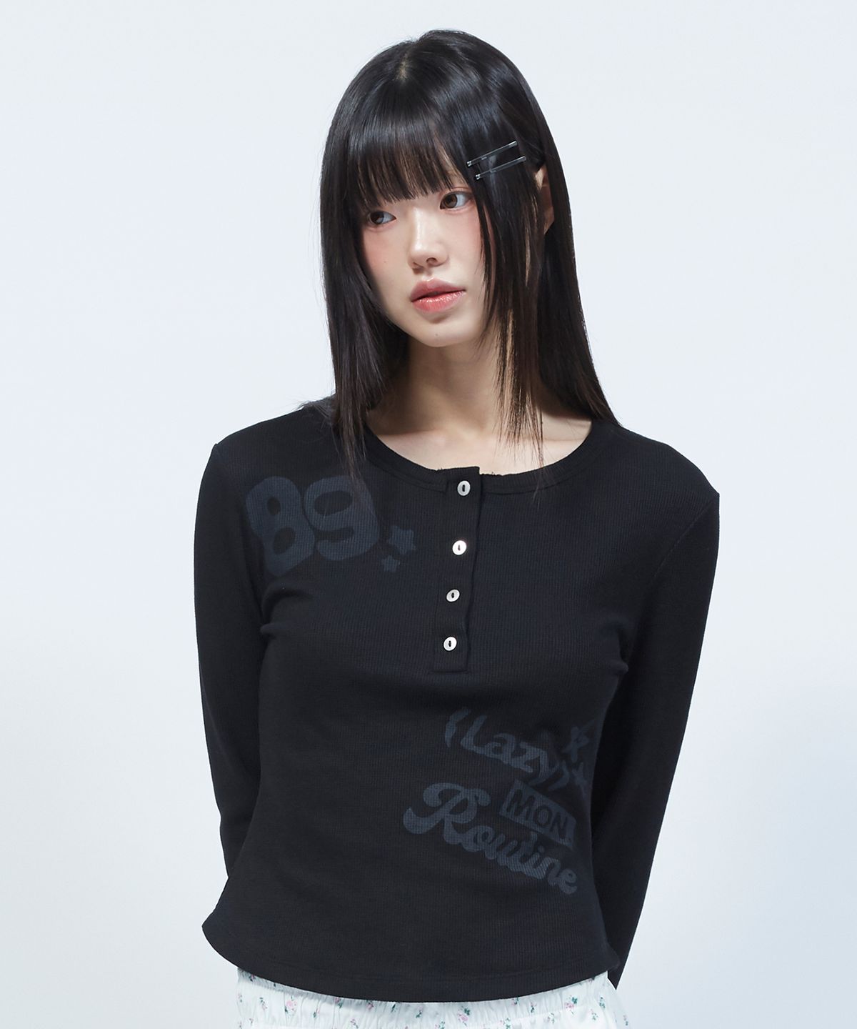 엘엠알(LMR) 레터링 그래픽 와플 헨리넥 긴팔 티셔츠 BLACK
