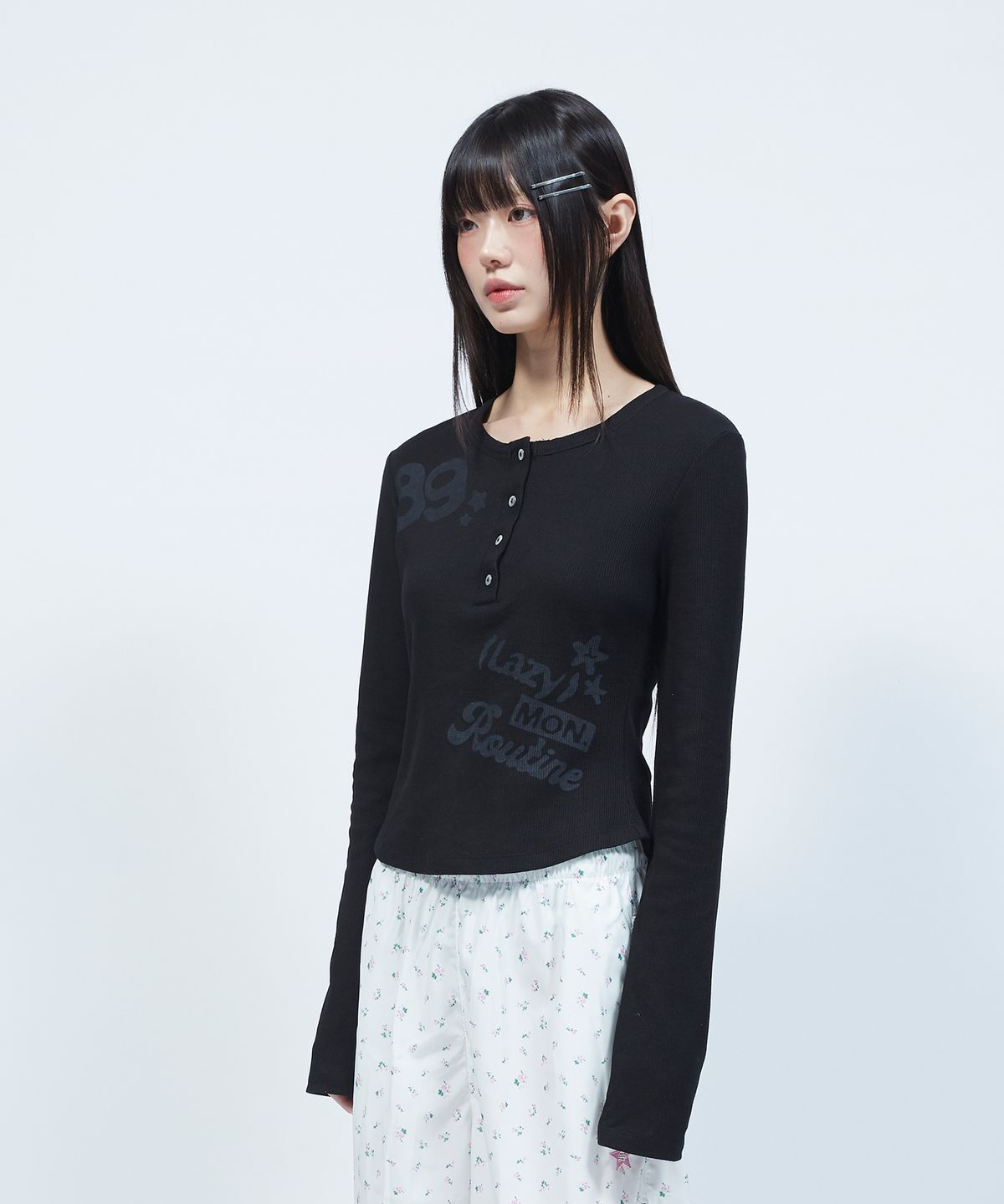 엘엠알(LMR) 레터링 그래픽 와플 헨리넥 긴팔 티셔츠 BLACK