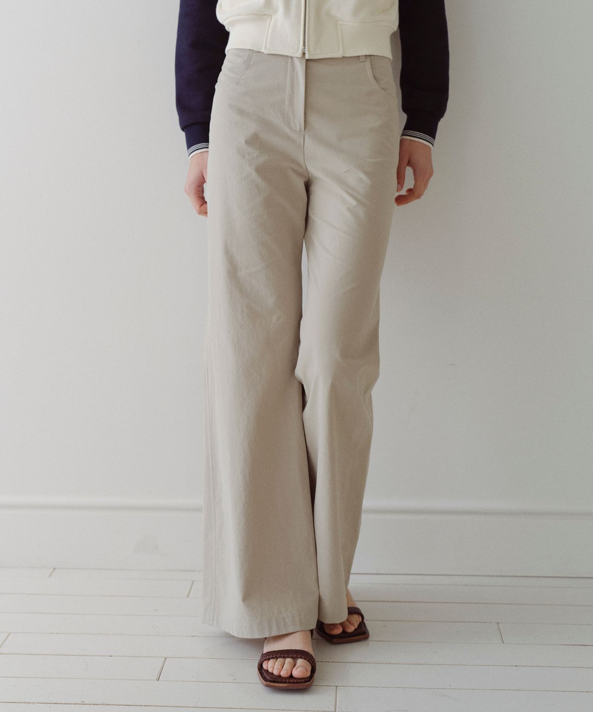 엔오르(EN OR) BACK LOGO SEMI BOOTCUT PANTS - BEIGE