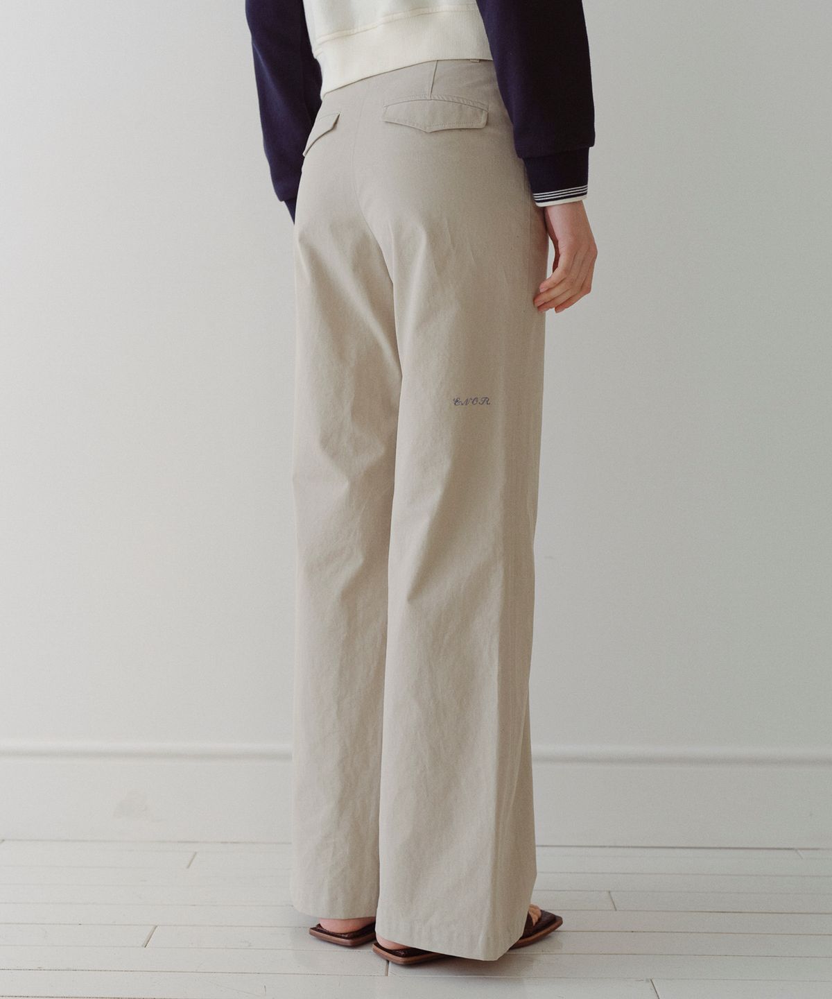 엔오르(EN OR) BACK LOGO SEMI BOOTCUT PANTS - BEIGE