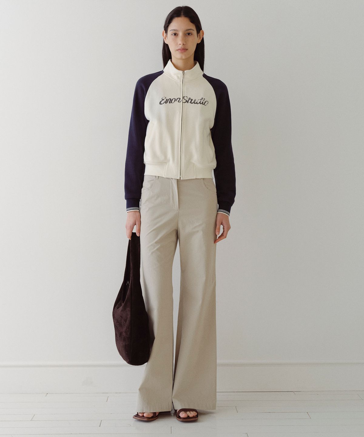 엔오르(EN OR) BACK LOGO SEMI BOOTCUT PANTS - BEIGE