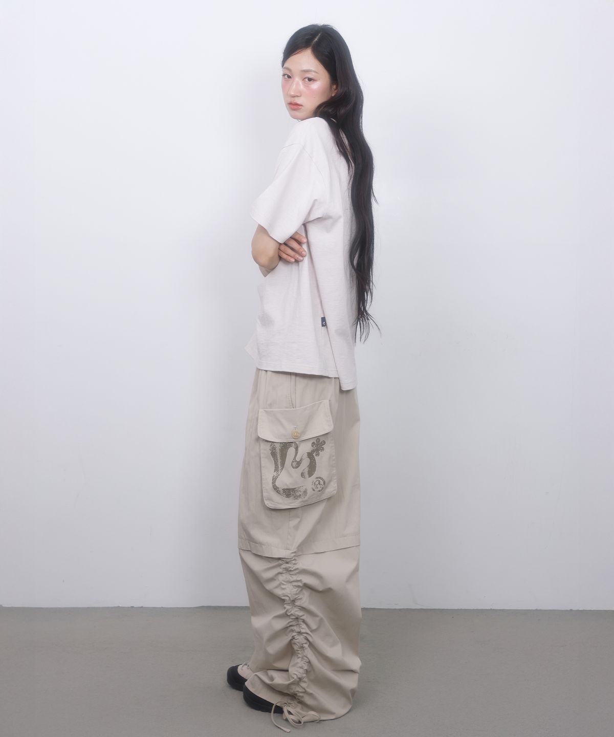 엘엠알(LMR) 셔링 포인트 스트링 카고 팬츠 BEIGE