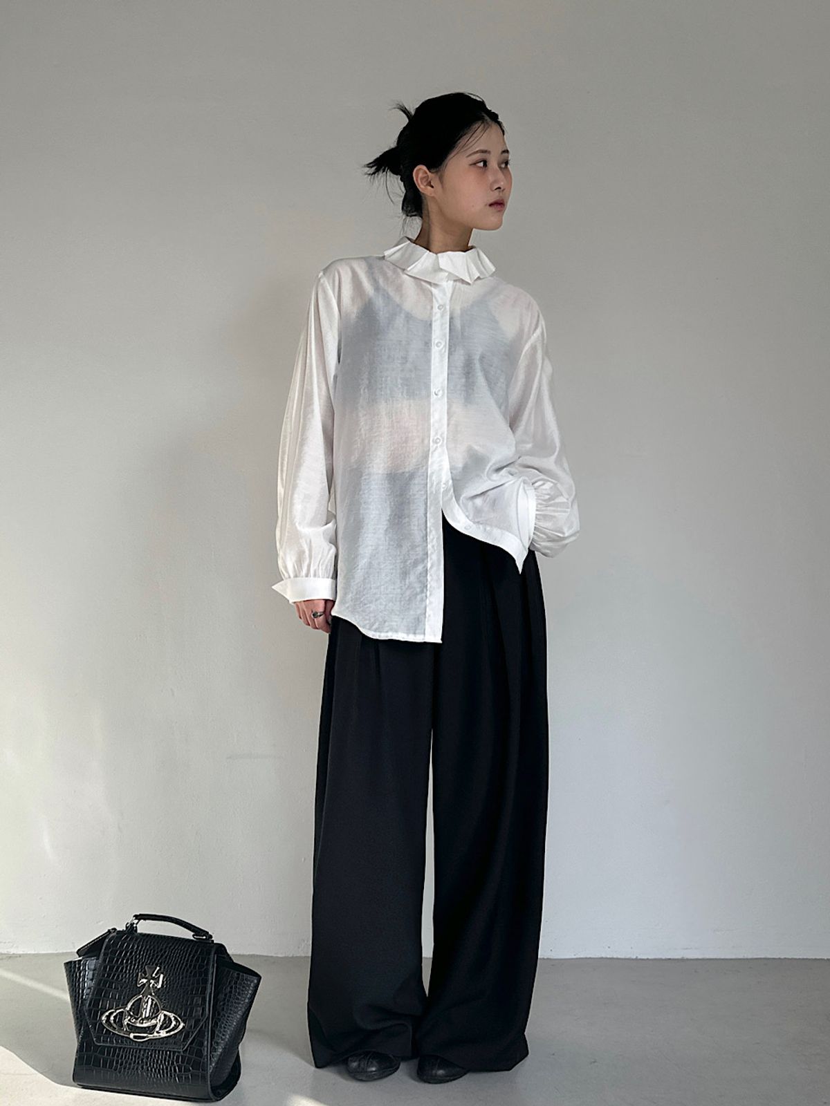 아포엠(APOEM) Pleated  Collar Blouse (2C)
