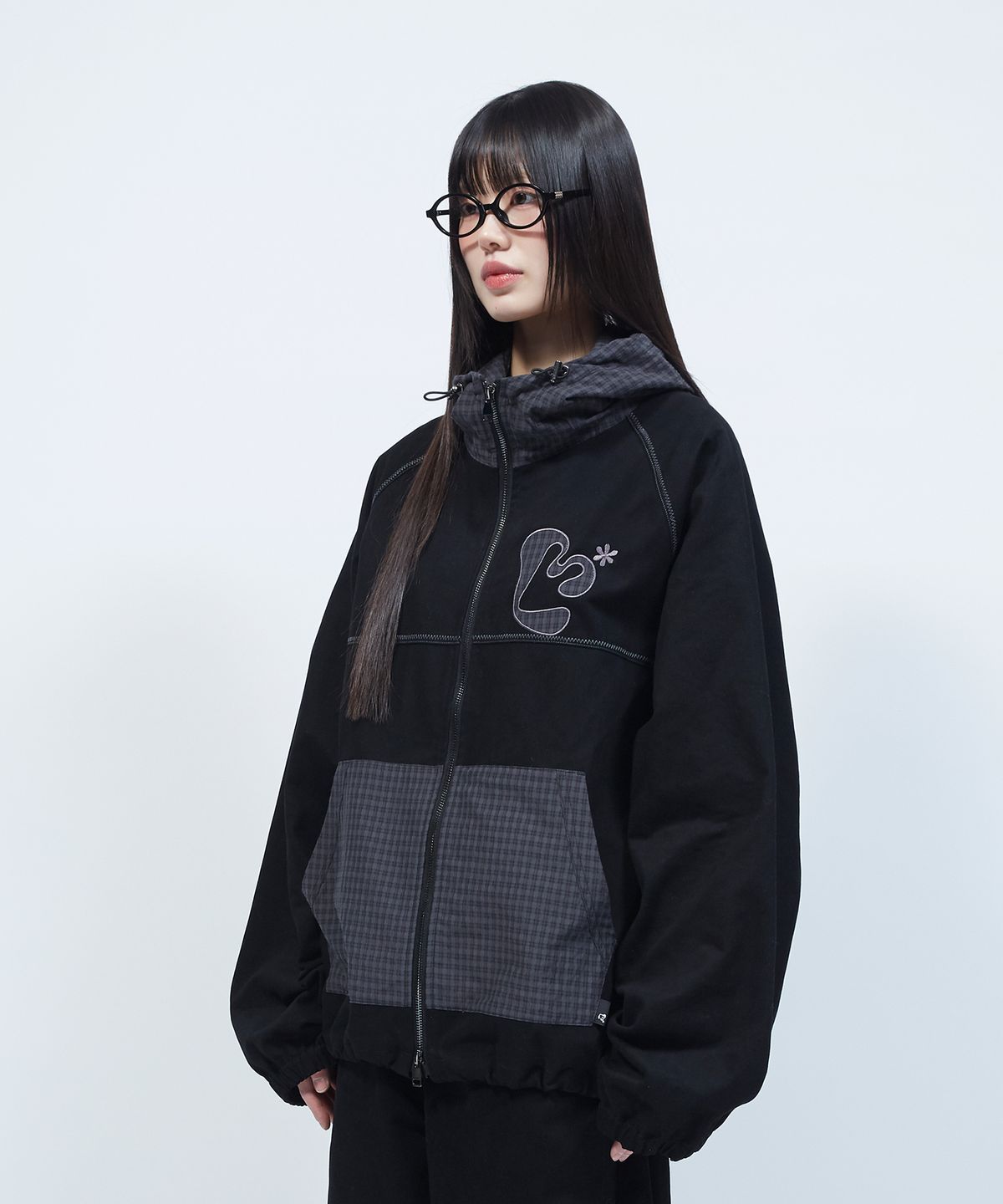 엘엠알(LMR) 아플리케 플로럴 로고 체크 배색 후드 자켓 BLACK