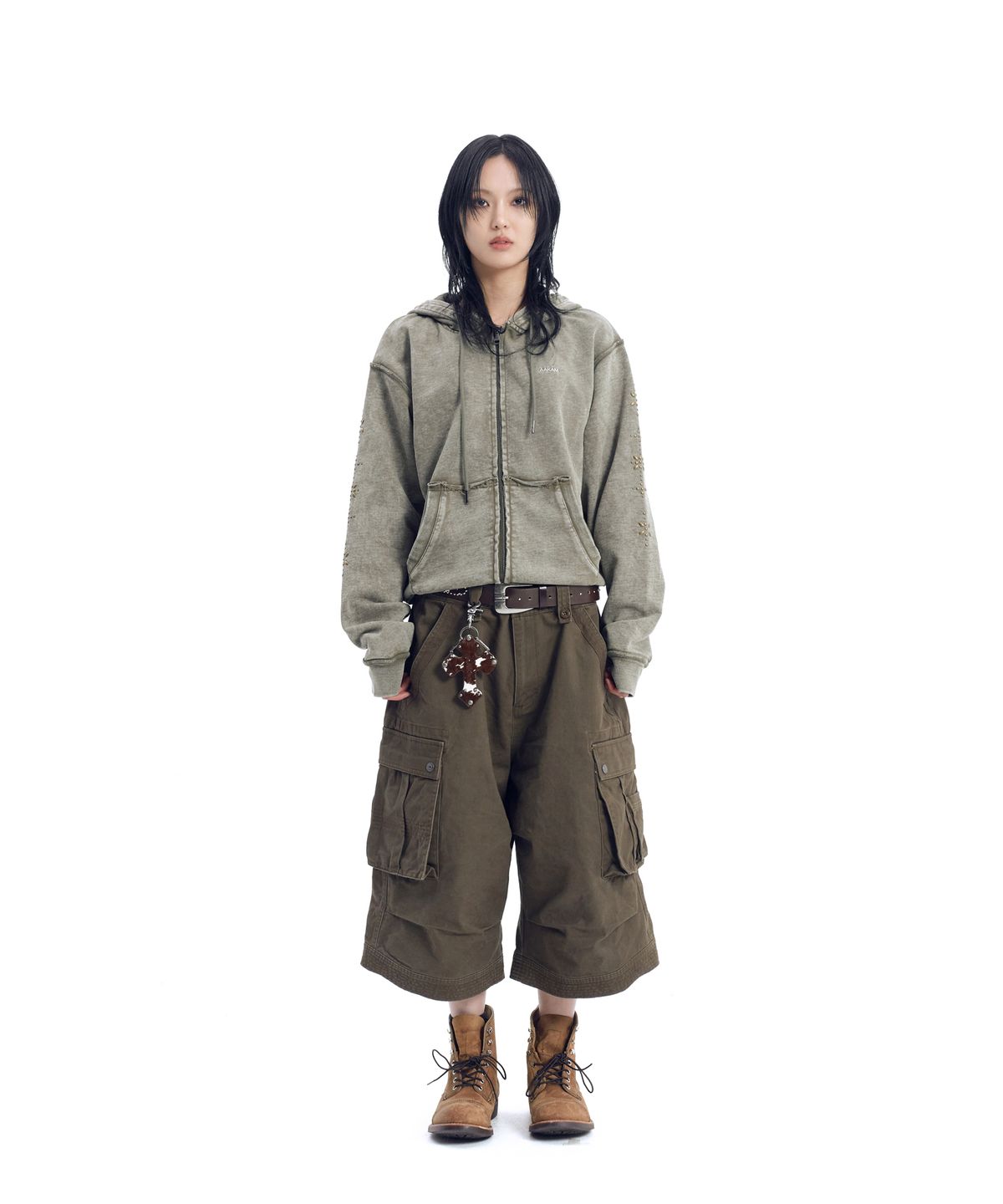 아캄(AAKAM) Knee Pin-Tuck Bermuda Cargo Pants (Brown)