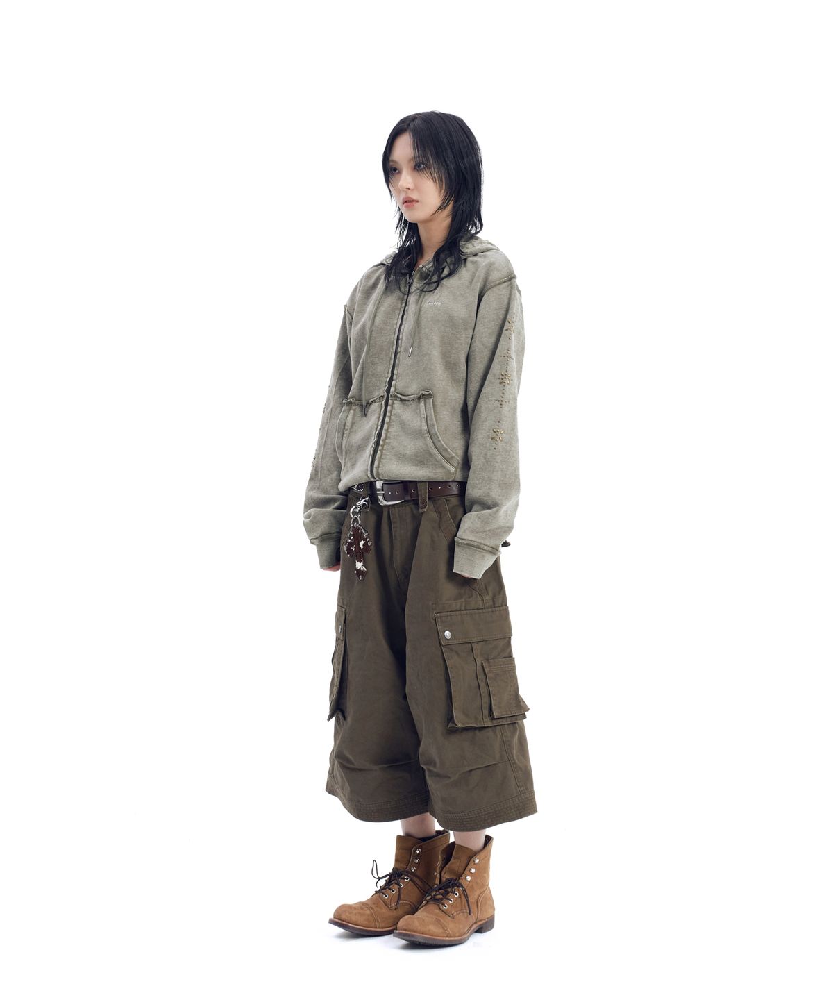 아캄(AAKAM) Knee Pin-Tuck Bermuda Cargo Pants (Brown)