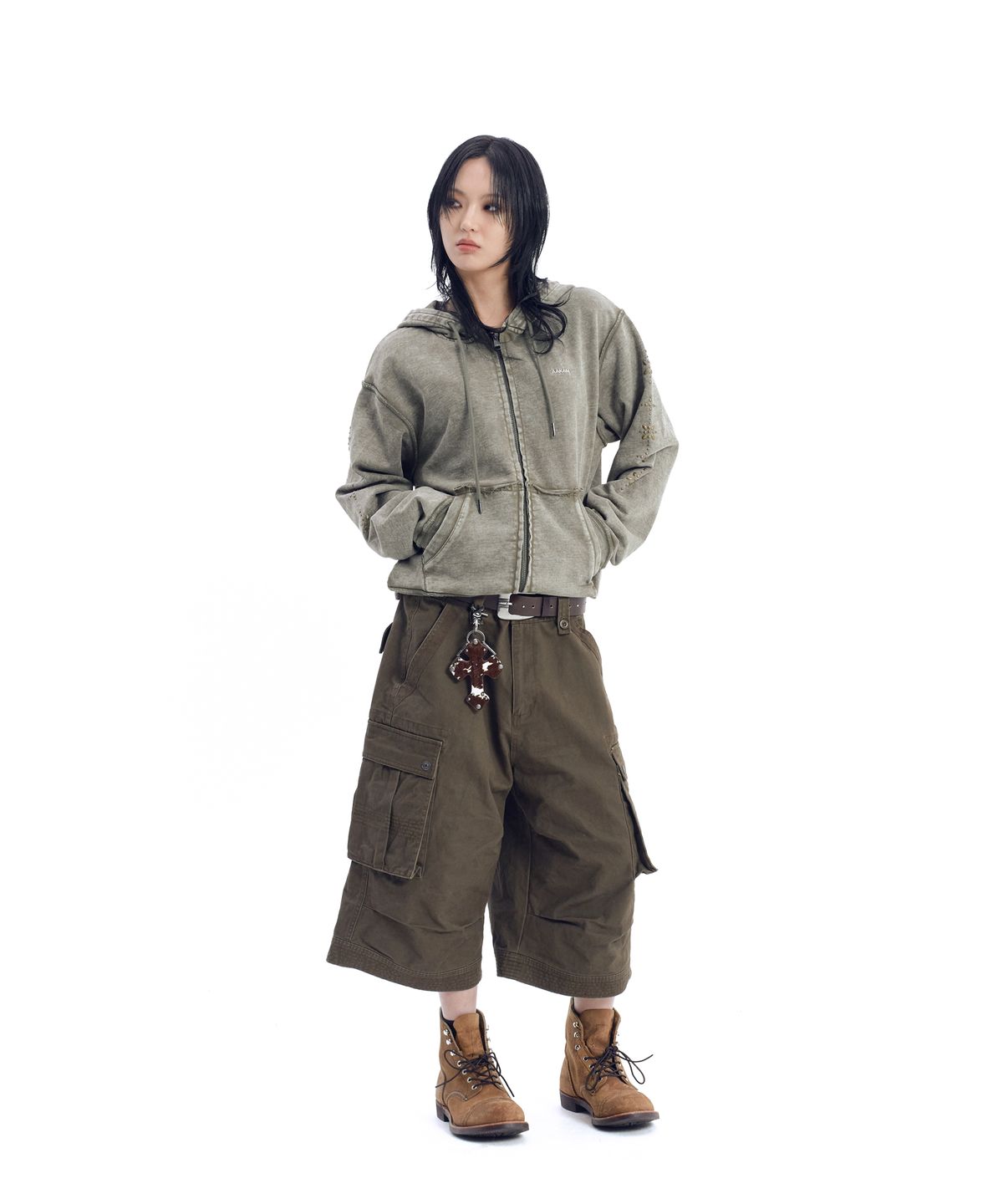 아캄(AAKAM) Knee Pin-Tuck Bermuda Cargo Pants (Brown)