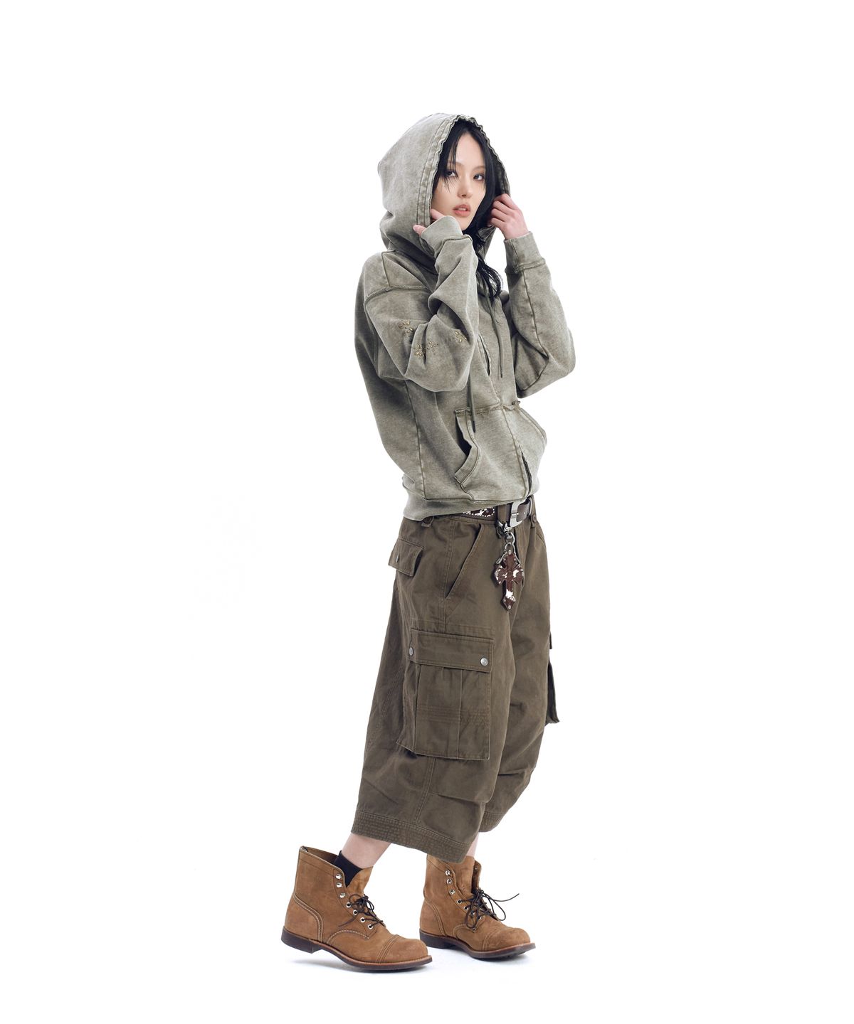 아캄(AAKAM) Knee Pin-Tuck Bermuda Cargo Pants (Brown)