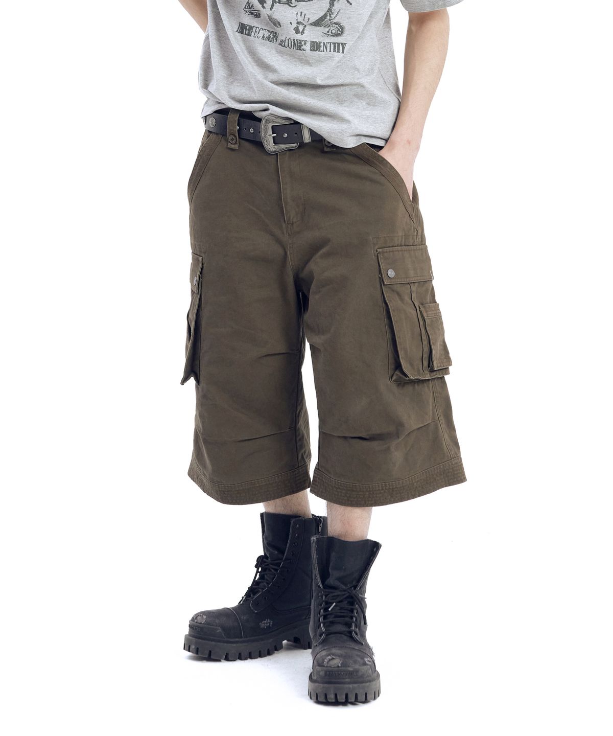 아캄(AAKAM) Knee Pin-Tuck Bermuda Cargo Pants (Brown)