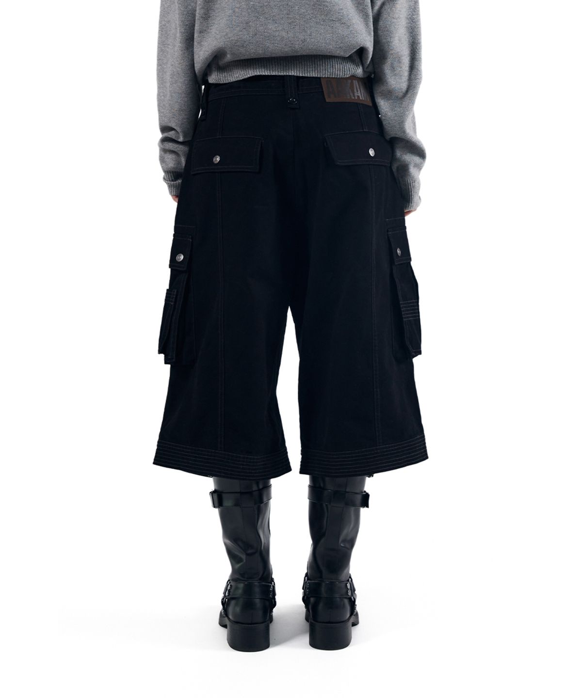 아캄(AAKAM) Knee Pin-Tuck Bermuda Cargo Pants (Black)