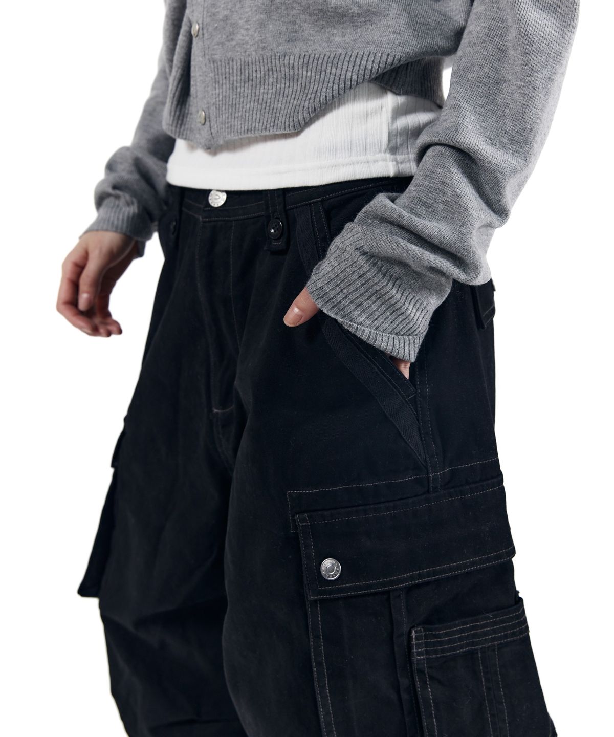 아캄(AAKAM) Knee Pin-Tuck Bermuda Cargo Pants (Black)