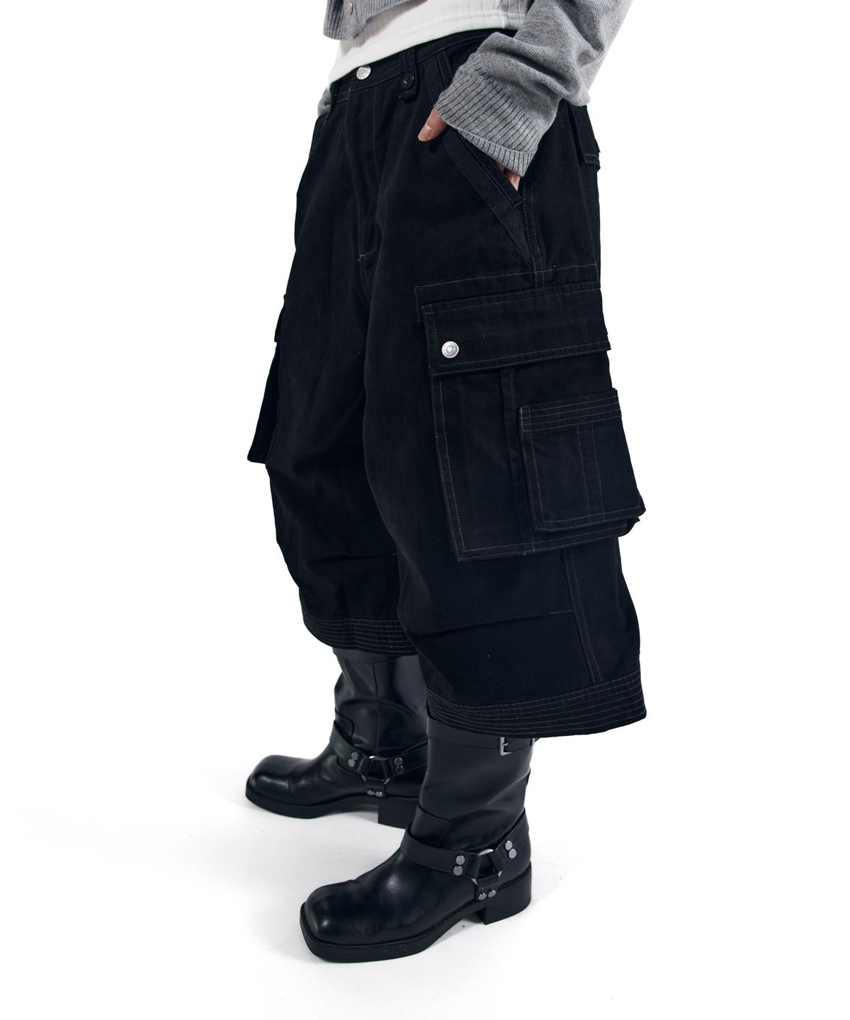 아캄(AAKAM) Knee Pin-Tuck Bermuda Cargo Pants (Black)