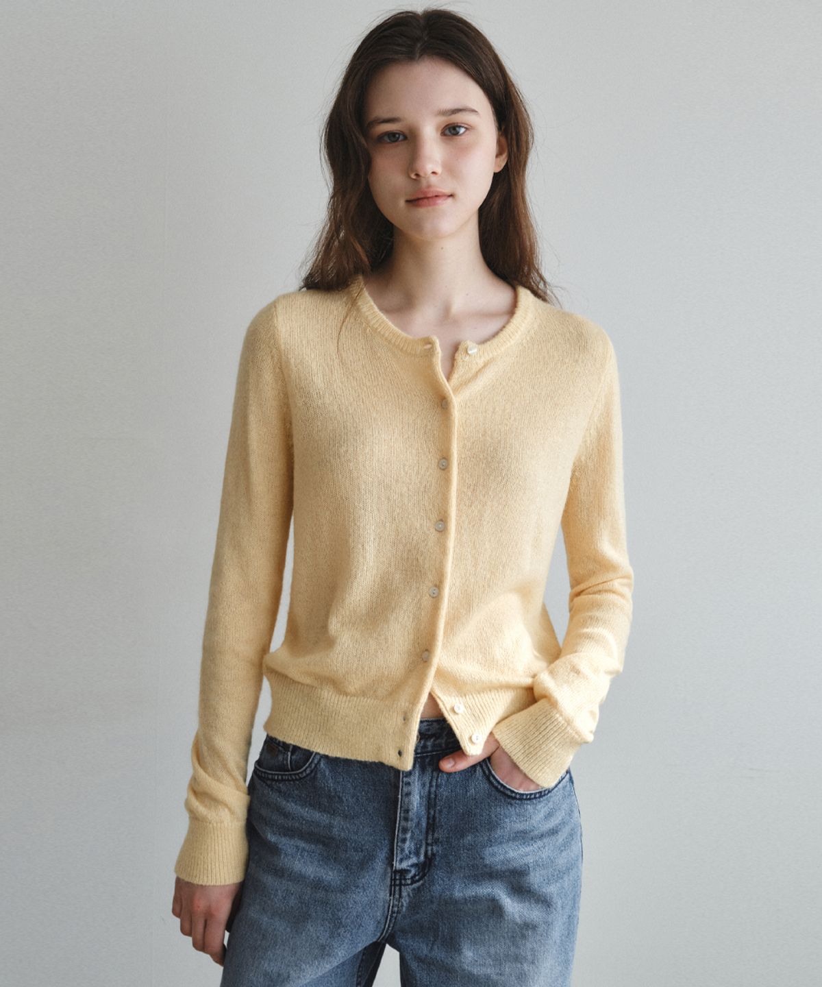 웬즈데이오아시스 포 우먼(WEDNESDAYOASISFORWOMEN) 모모 헤어리 라운드 가디건_BUTTER YELLOW(WC26KN40)