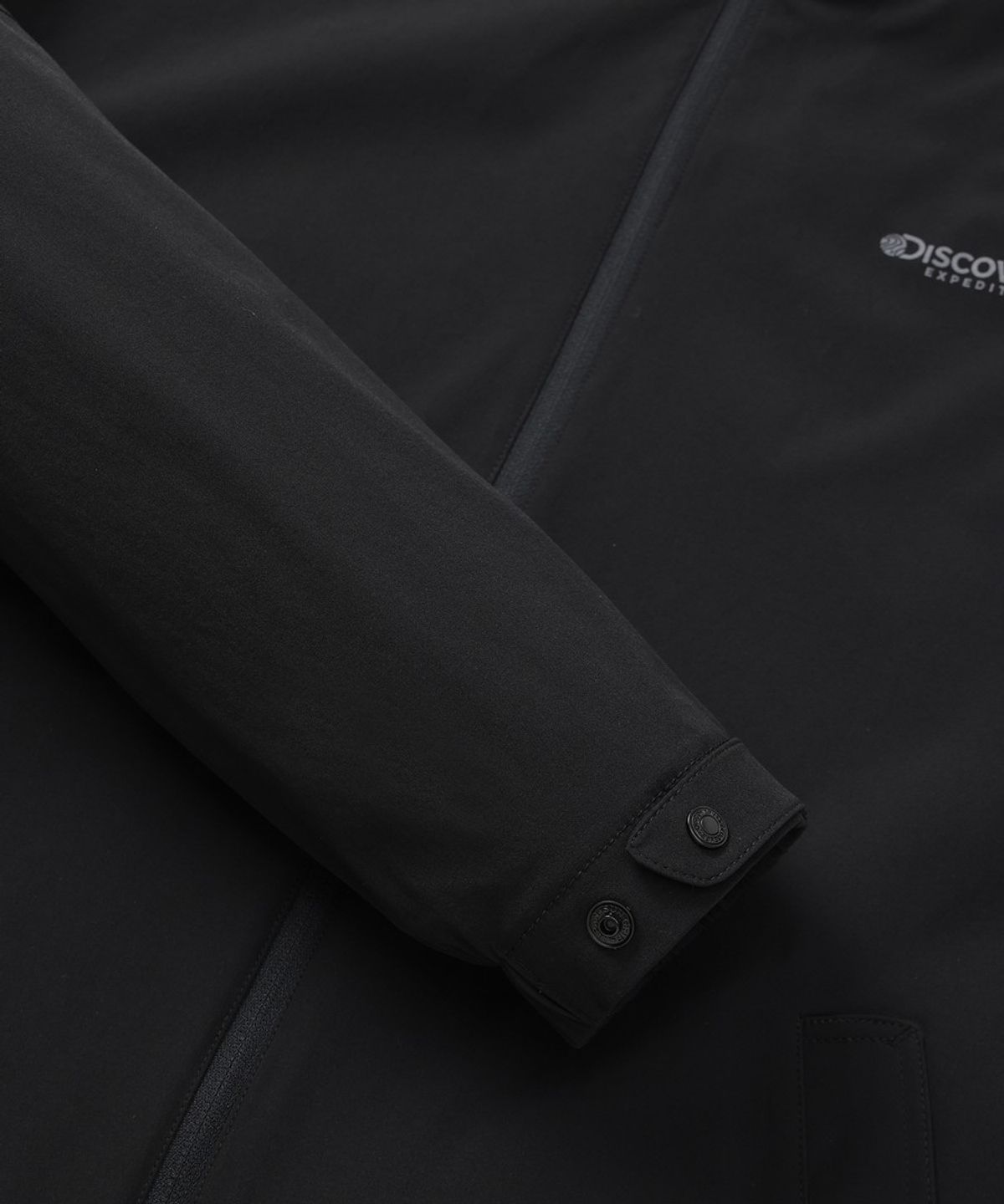 디스커버리 익스페디션(DISCOVERY EXPEDITION) 남성 프레시벤트 경량 우븐 트레이닝 후드 자켓 (BLACK)